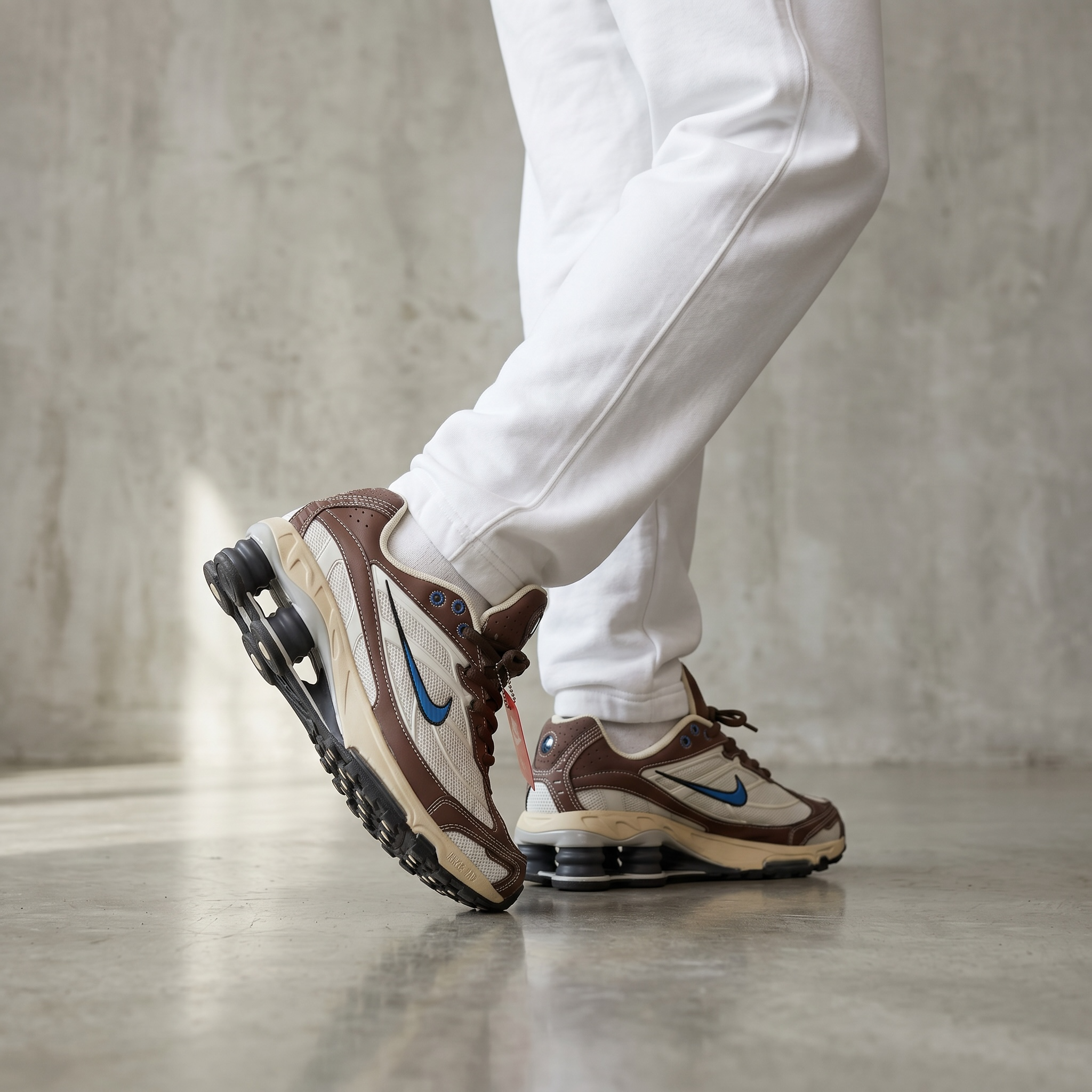 🤎⚡ Nike Shox R4 Retro Brown & Cream Running Sneakers – Y2K Streetwear Cushion Shoes 👟🔥