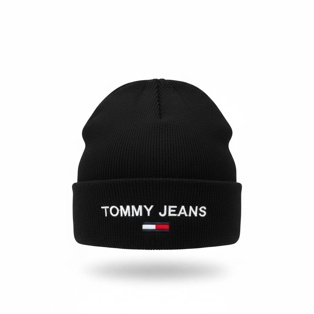 🧢 Tommy Jeans Black Logo Beanie – Classic Winter Streetwear