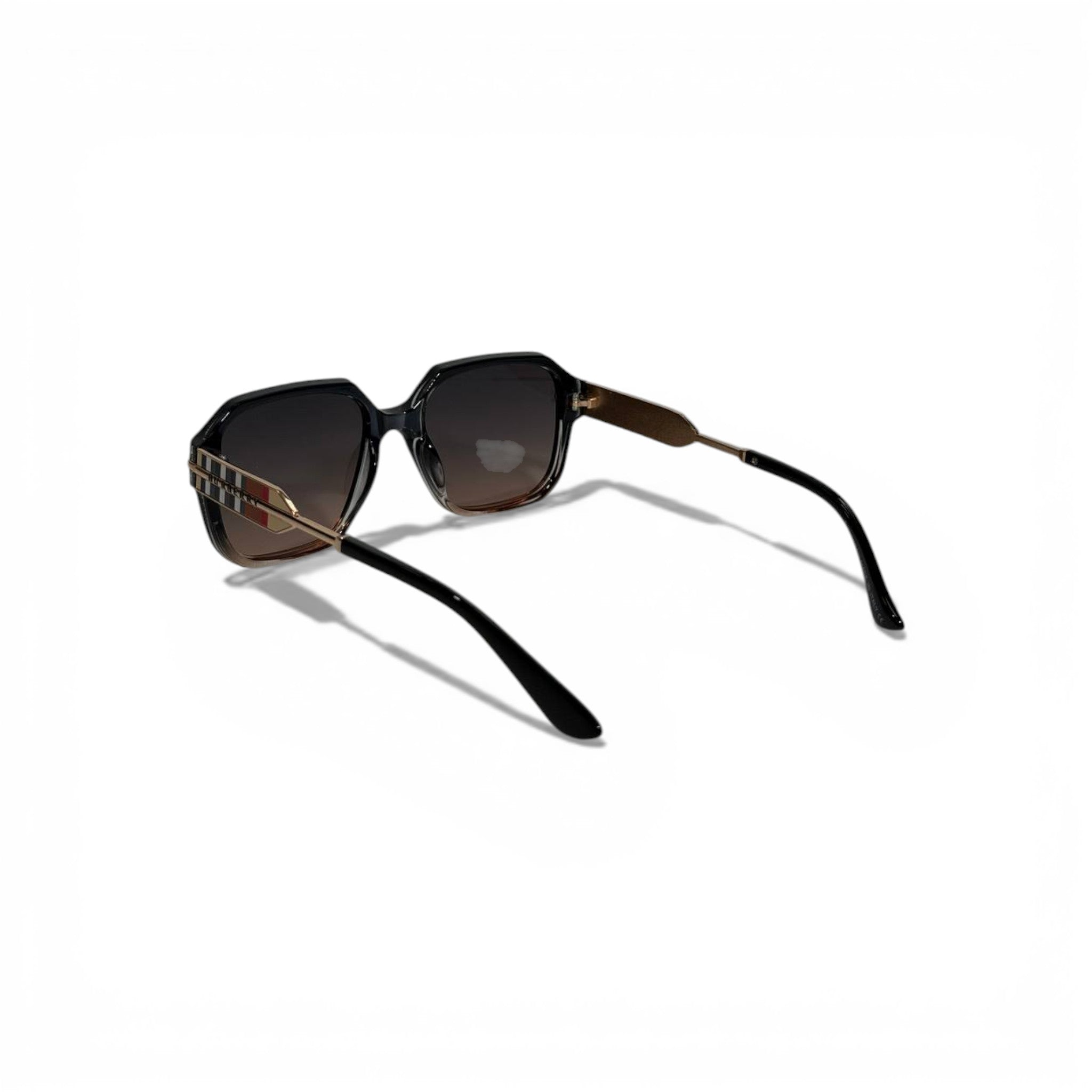 Burberry Square Sunglasses โ Black Frame with Iconic Check Detail ๐ถ๏ธโจ