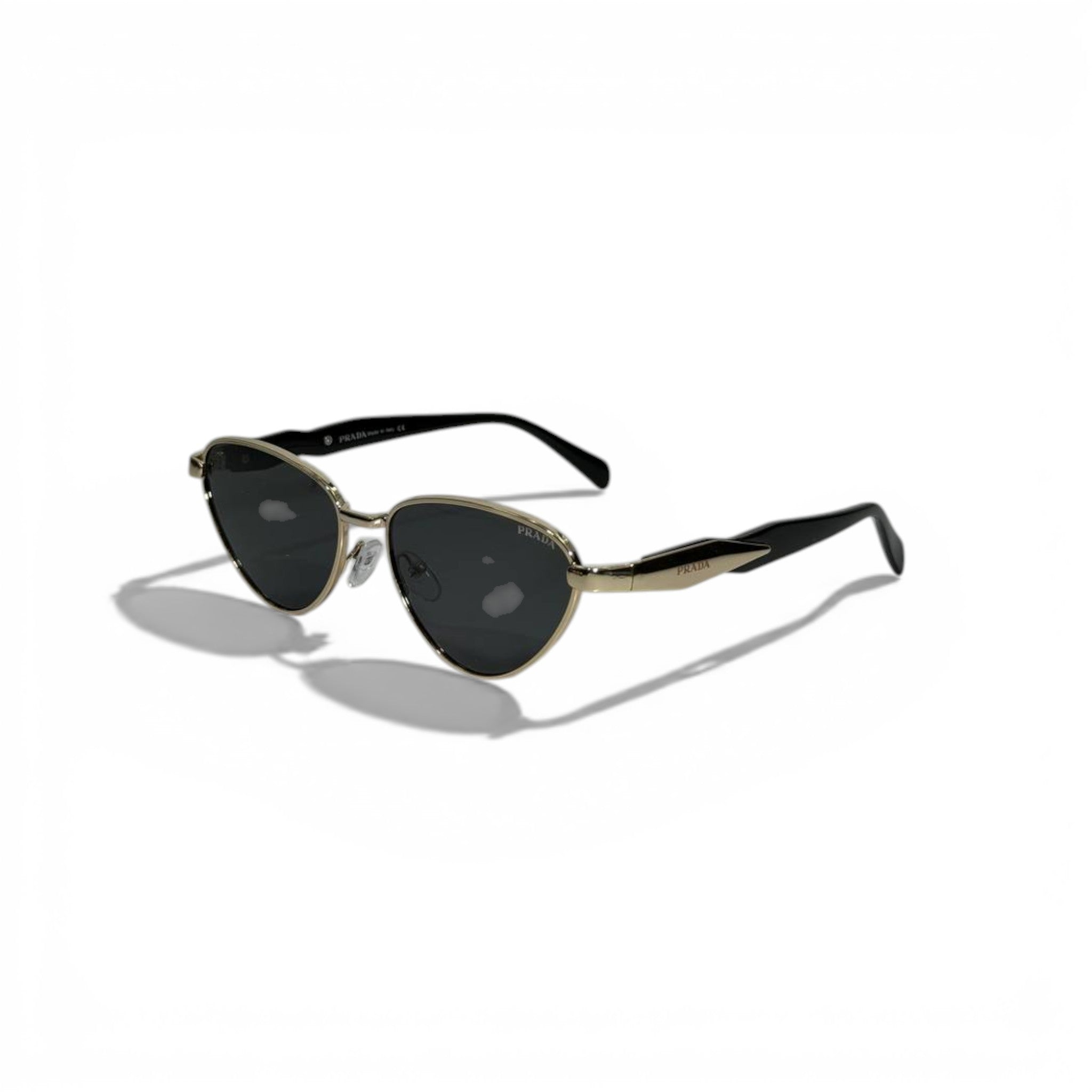 Prada Oval Sunglasses โ Black & Gold Timeless Luxury ๐ถ๏ธโจ
