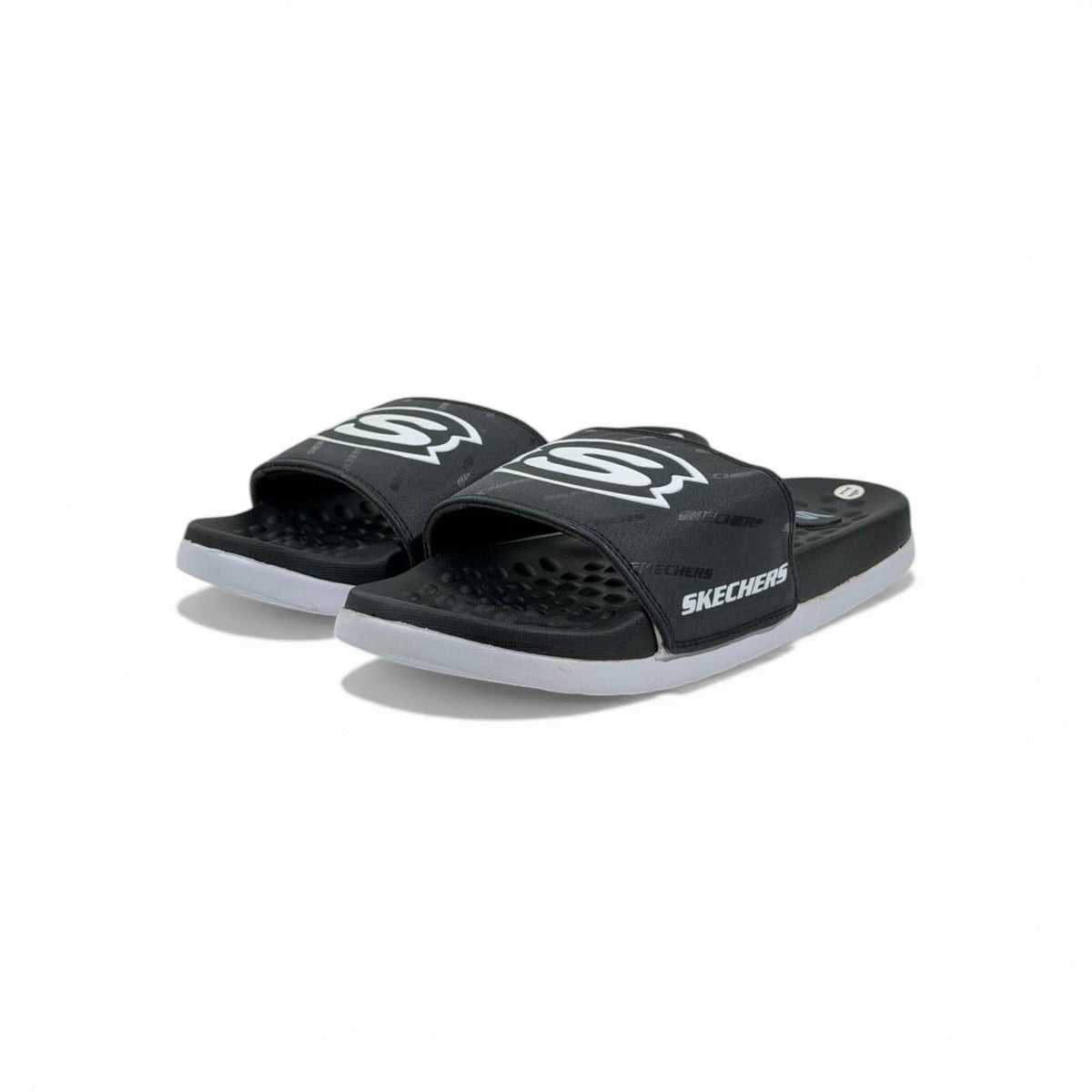 🖤⚪ Skechers Slides – Air Comfort Dual Tone Edition 🔥🩴