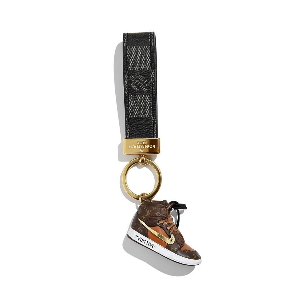 ICONIC LOUIS VUITTON SNEAKER KEYCHAIN β BLACK DAMIER STREET LUXURY β¨ππ€