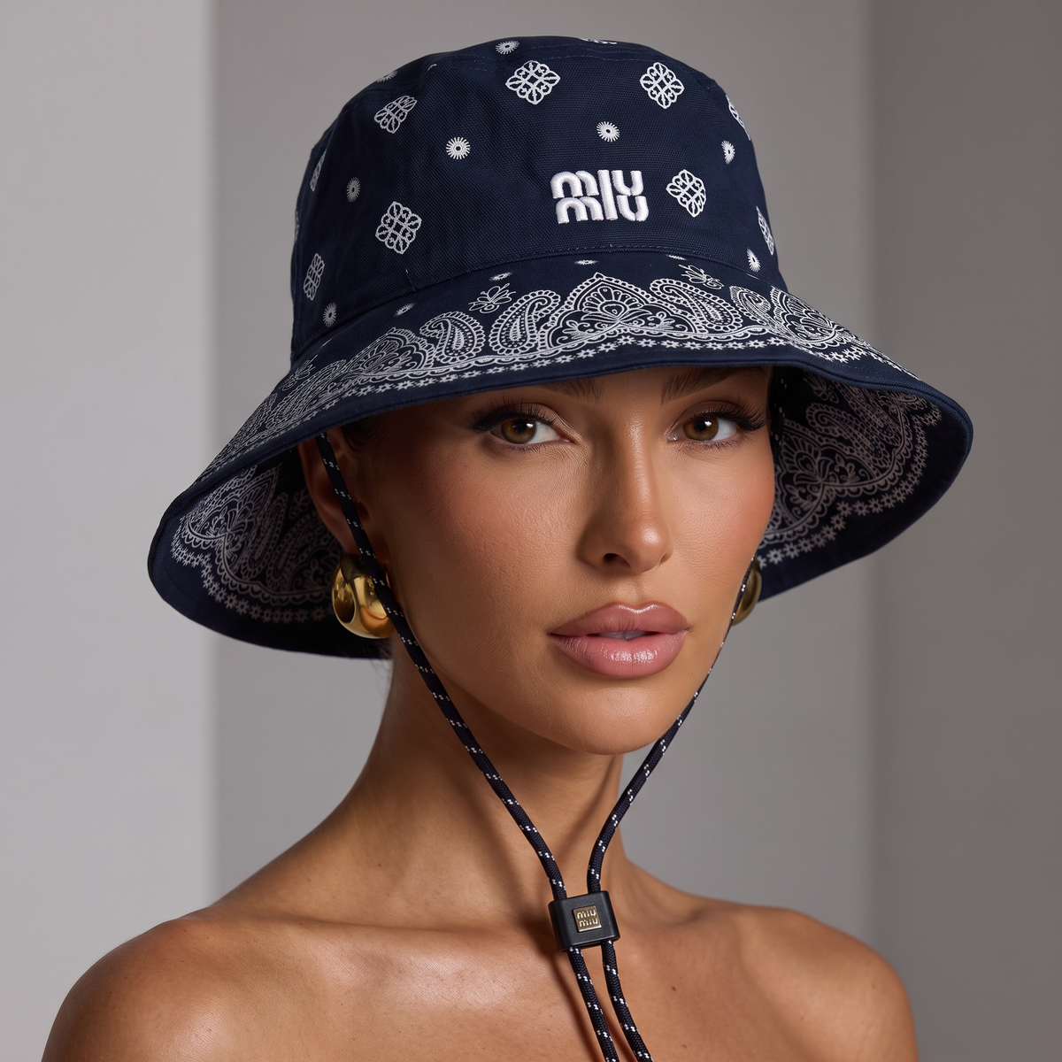 🖤 Miu Miu Bandana-Print Bucket Hat – Chic, Bold & Effortlessly Cool navy 🔵 ✨
