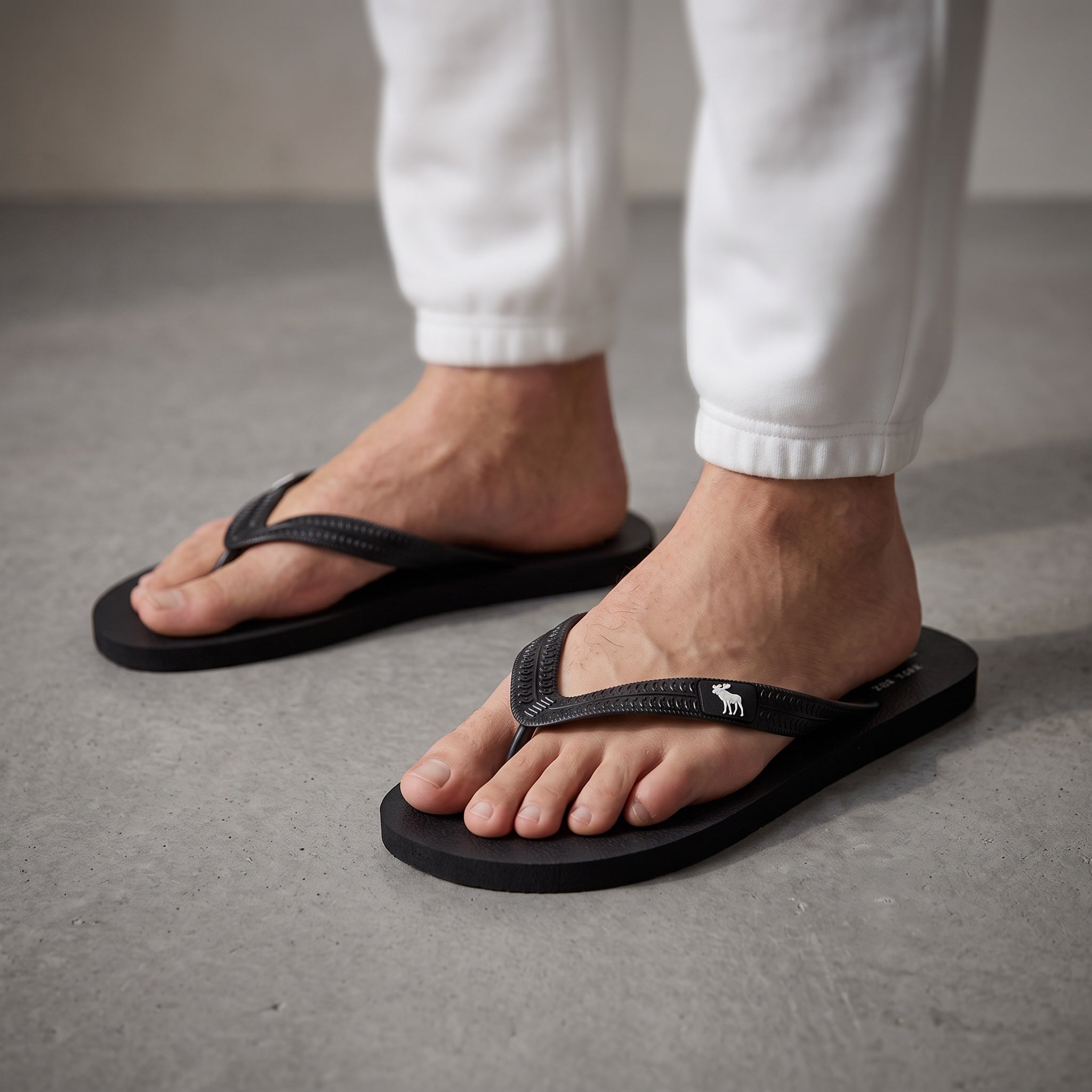 Abercrombie Flip Flops β Black Rubber Thong π©΄
