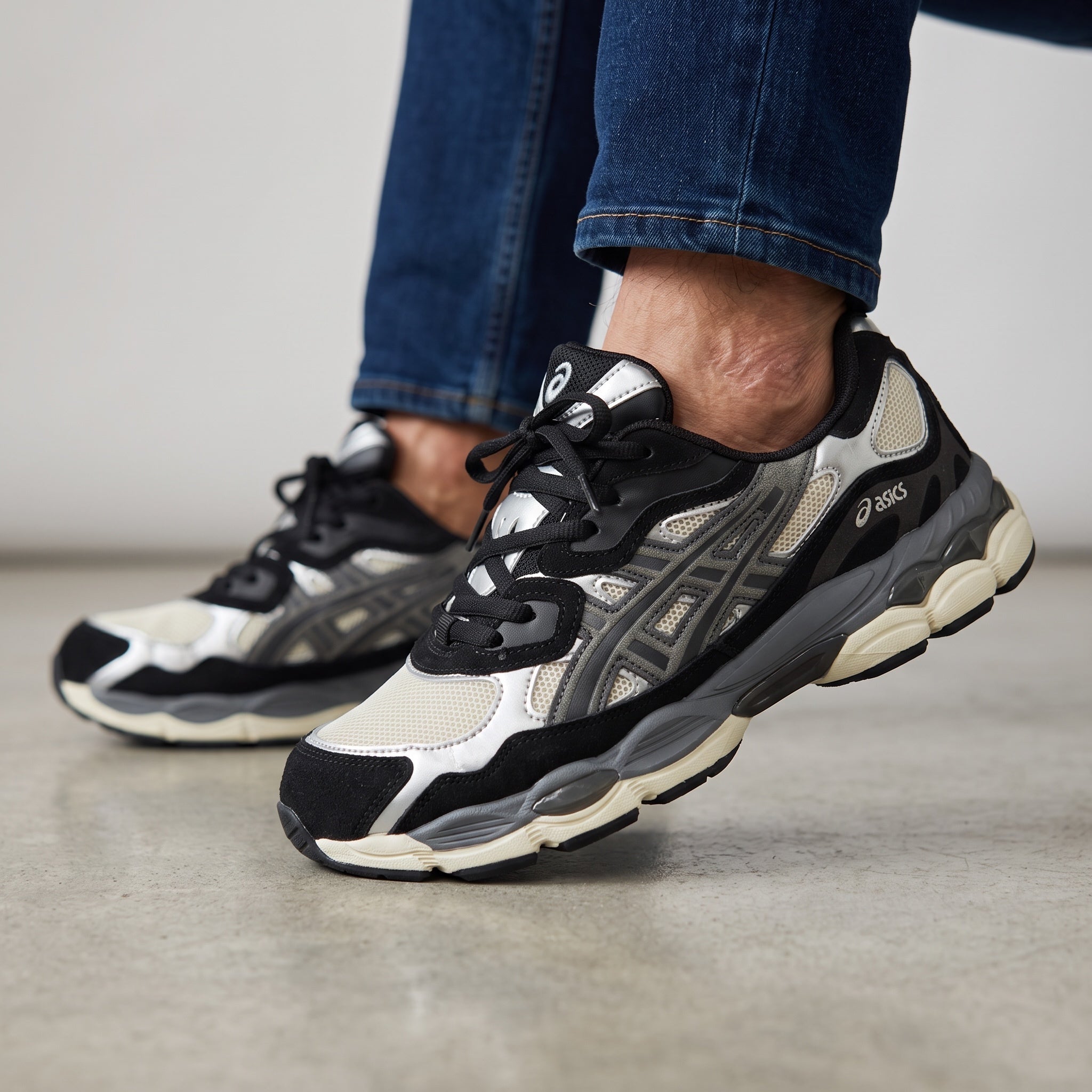 ASICS Chunky Runner β Silver Black Retro Sneaker π