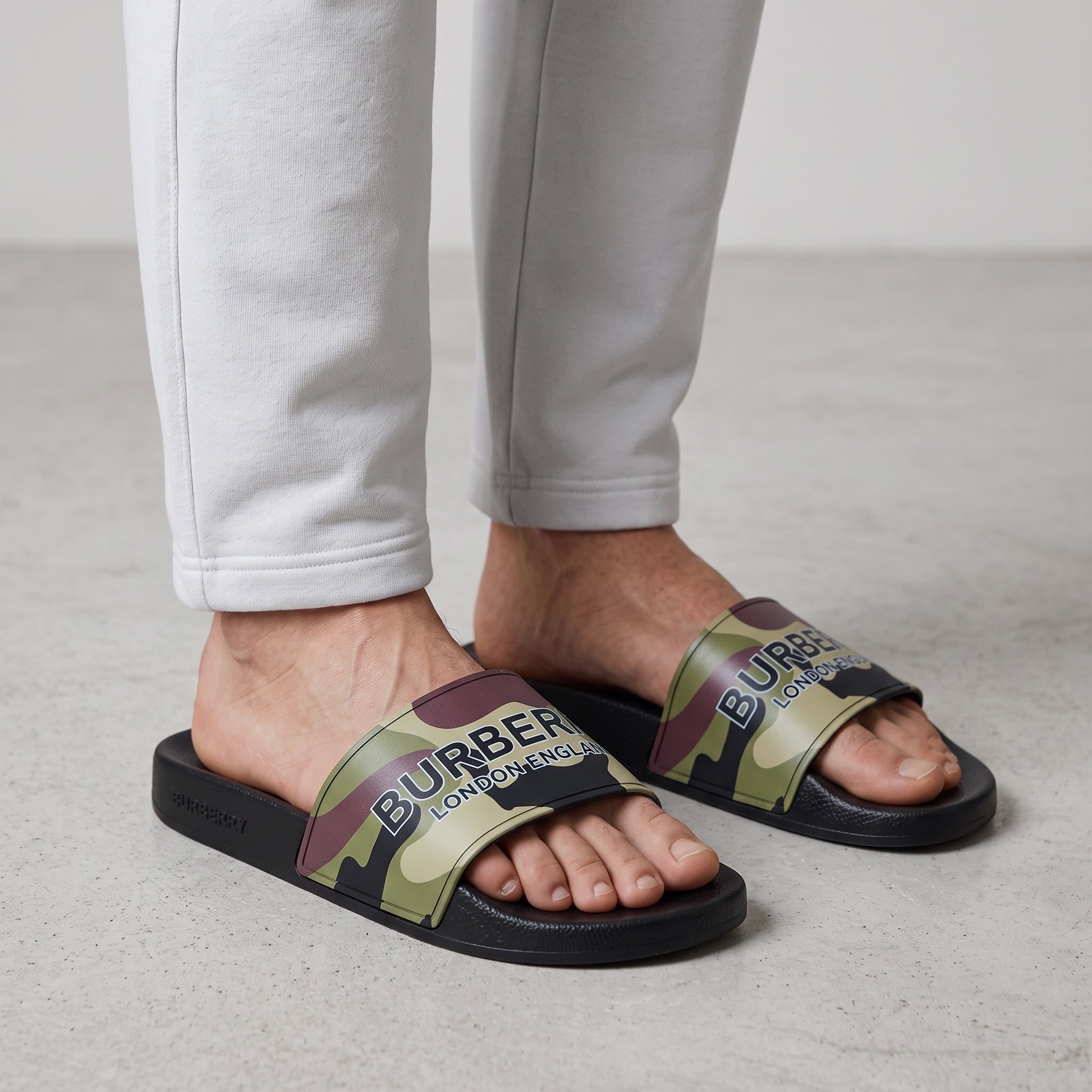 Burberry Pool Slides β Camo Logo π’π©΄