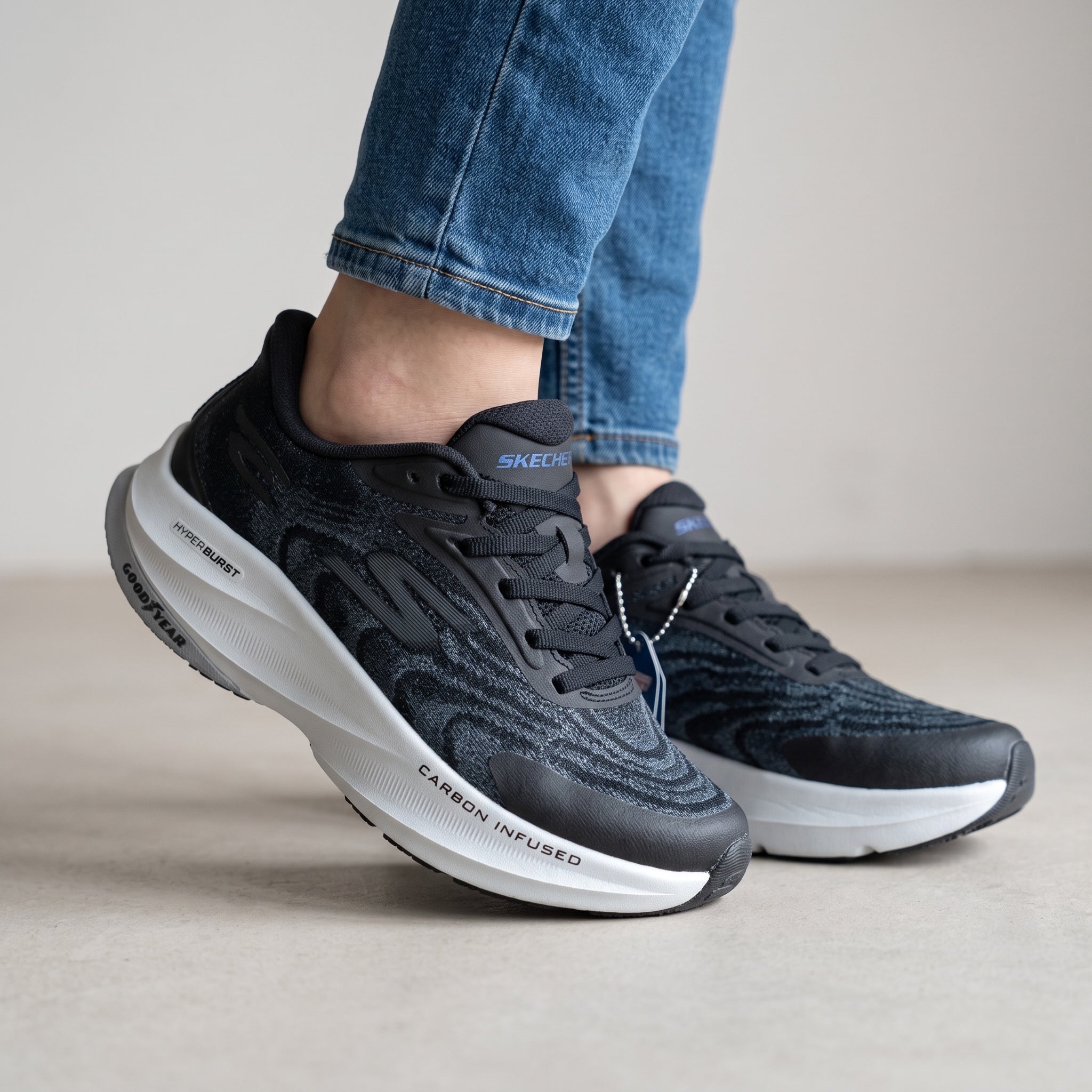Skechers Performance – Black CarbonPlate Runner 👟
