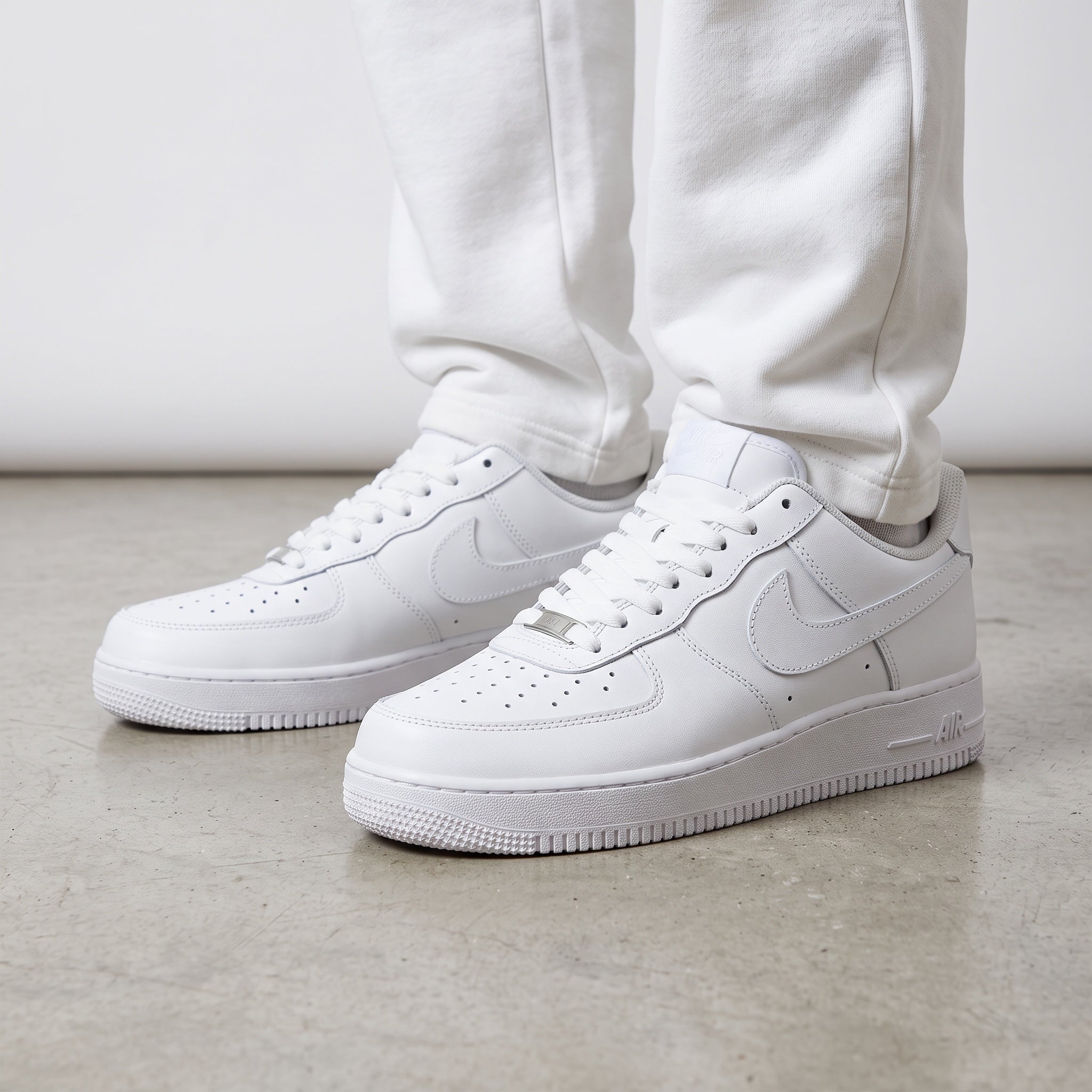 Nike Air Force 1 Low β Triple White Classic π