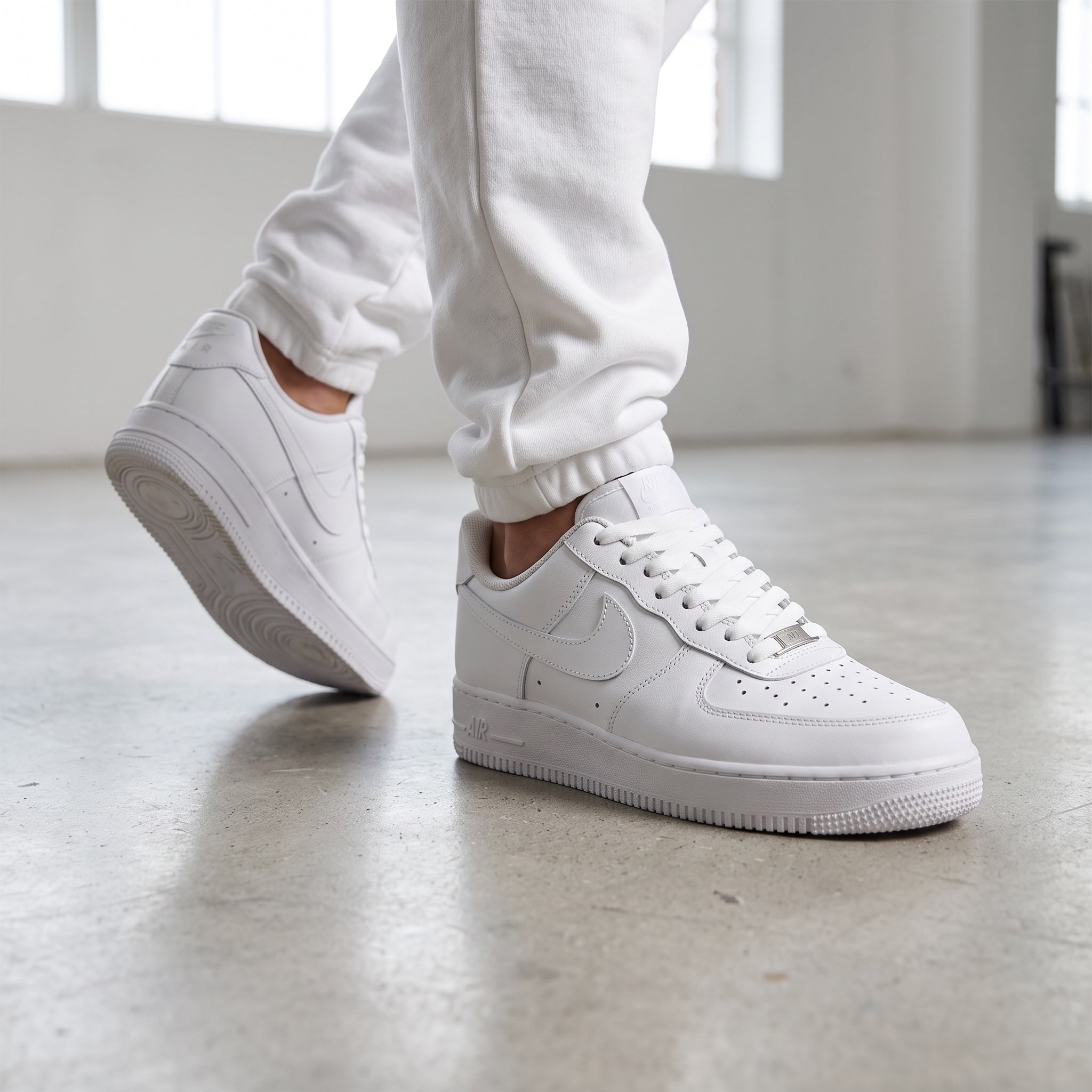 Nike Air Force 1 Low β Triple White Classic π
