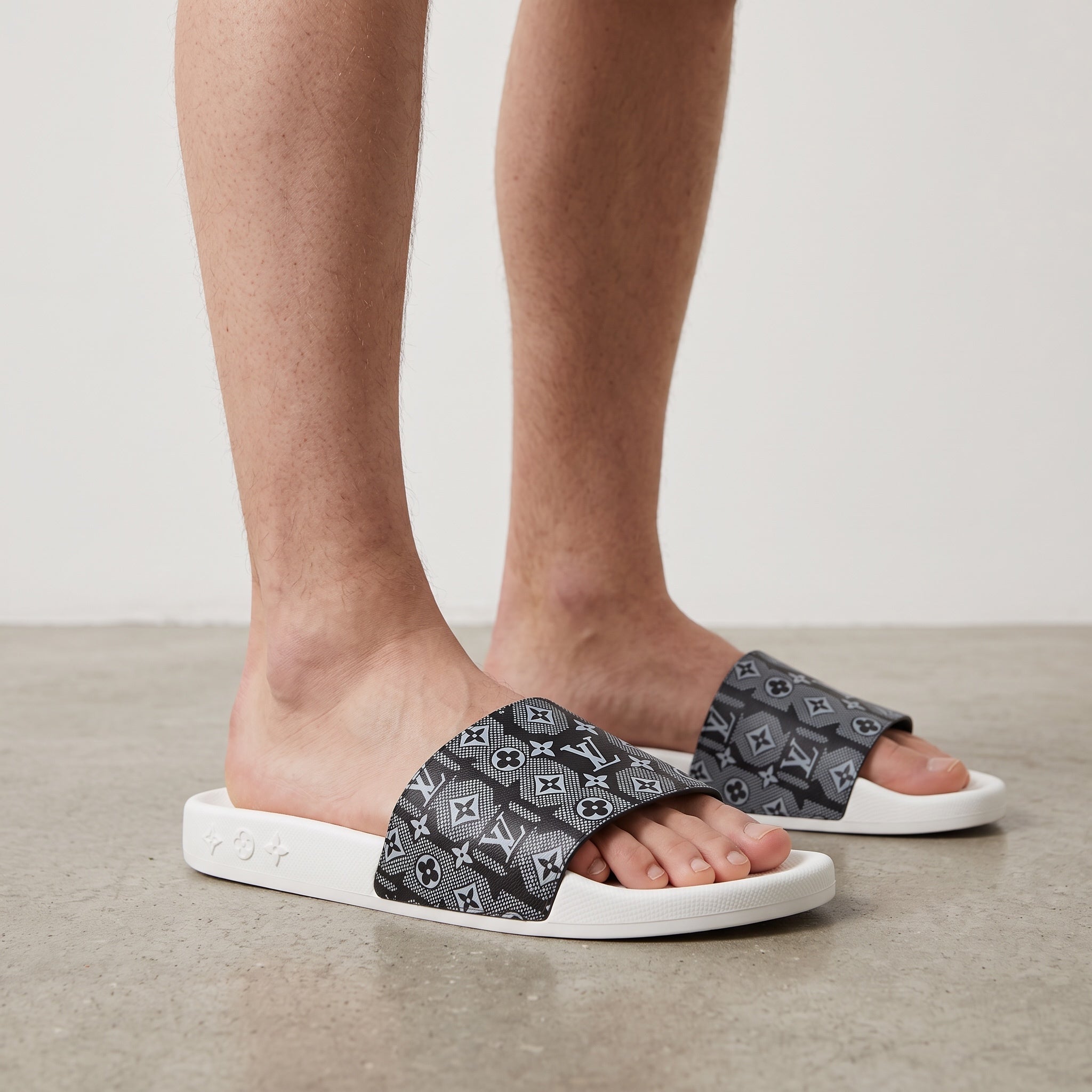 Louis Vuitton Slides – Black Monogram 🖤🩴