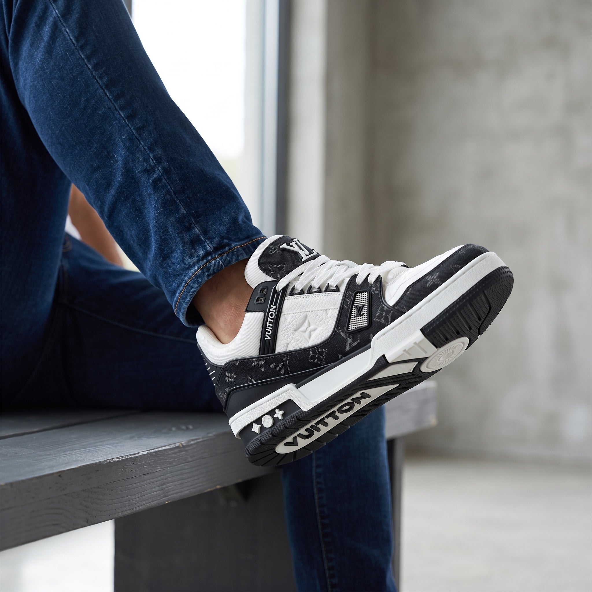 Louis Vuitton Trainer β Black/White Monogram π