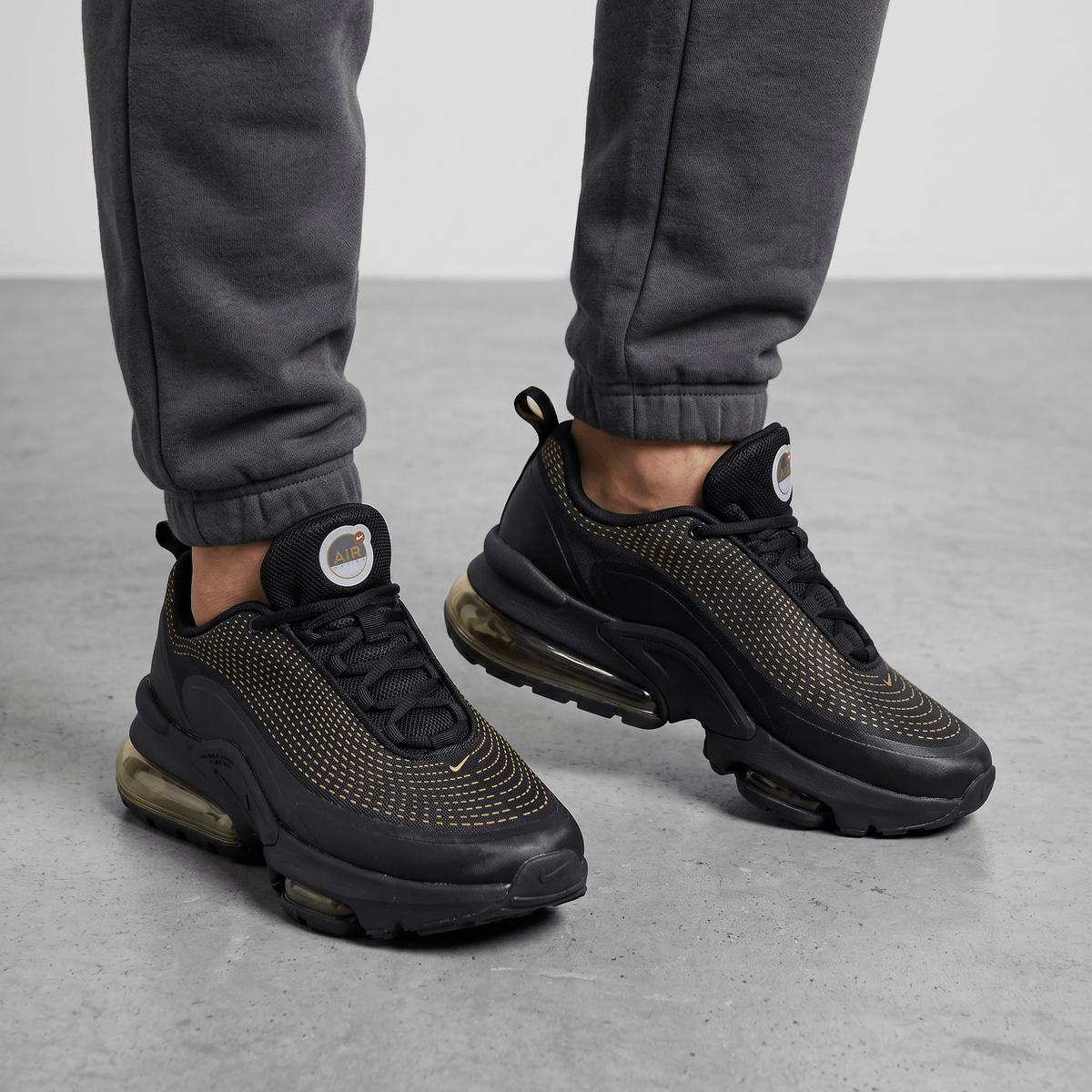 π Nike Air Max 720 β Black & Gold