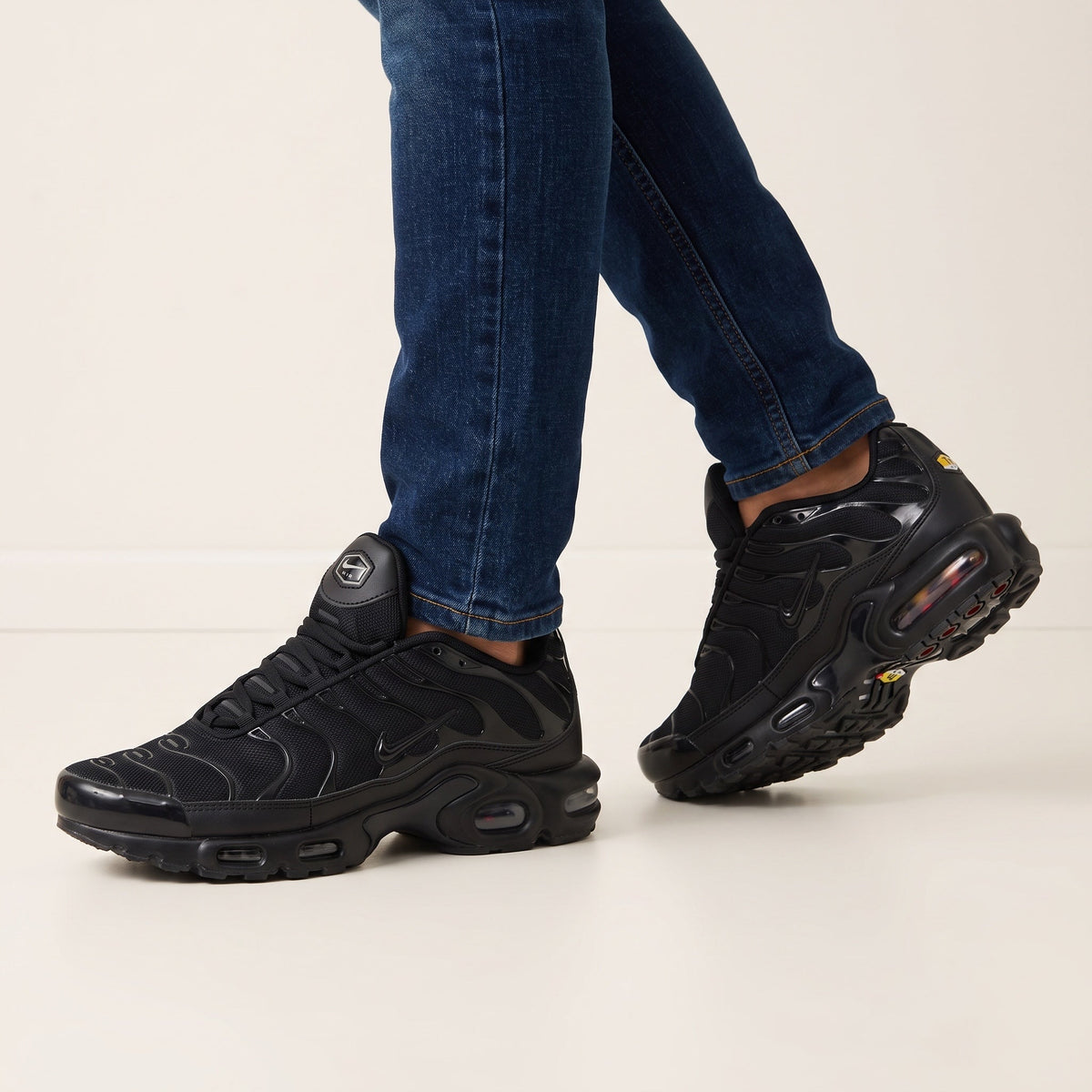 Nike Air Max Plus Triple Runner — Black
