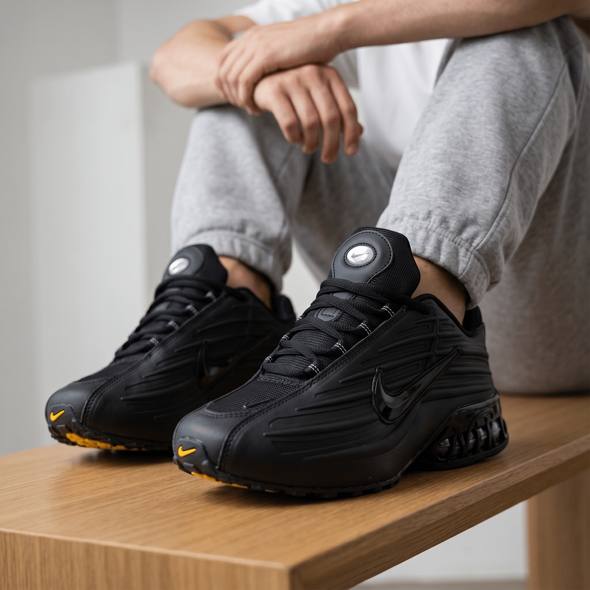 π Nike Shox R4 β Triple Black