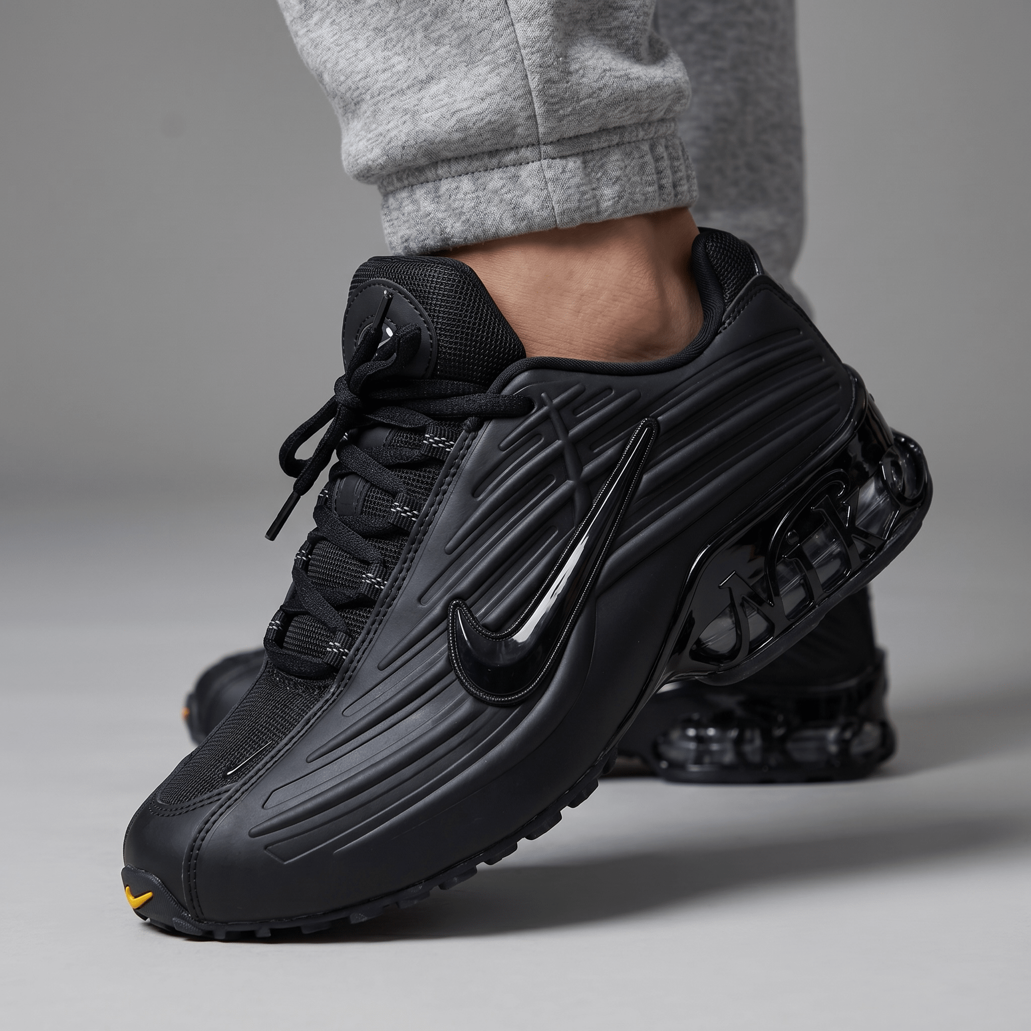 π Nike Shox R4 β Triple Black