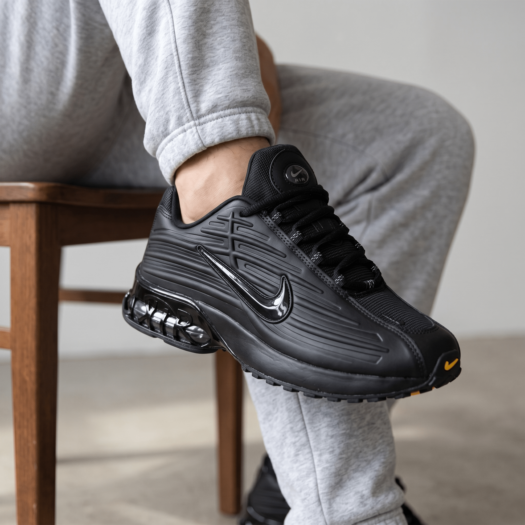 π Nike Shox R4 β Triple Black