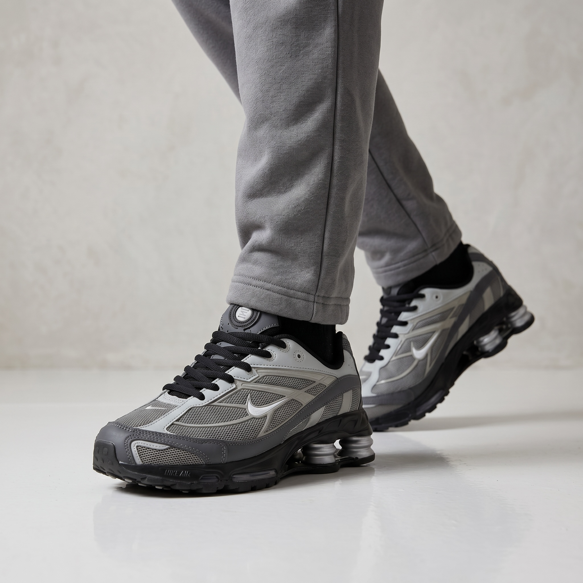 ⚡🩶 Nike Shox R4 Silver Grey Retro Running Sneakers – Y2K Streetwear Cushion Shoes 👟🔥