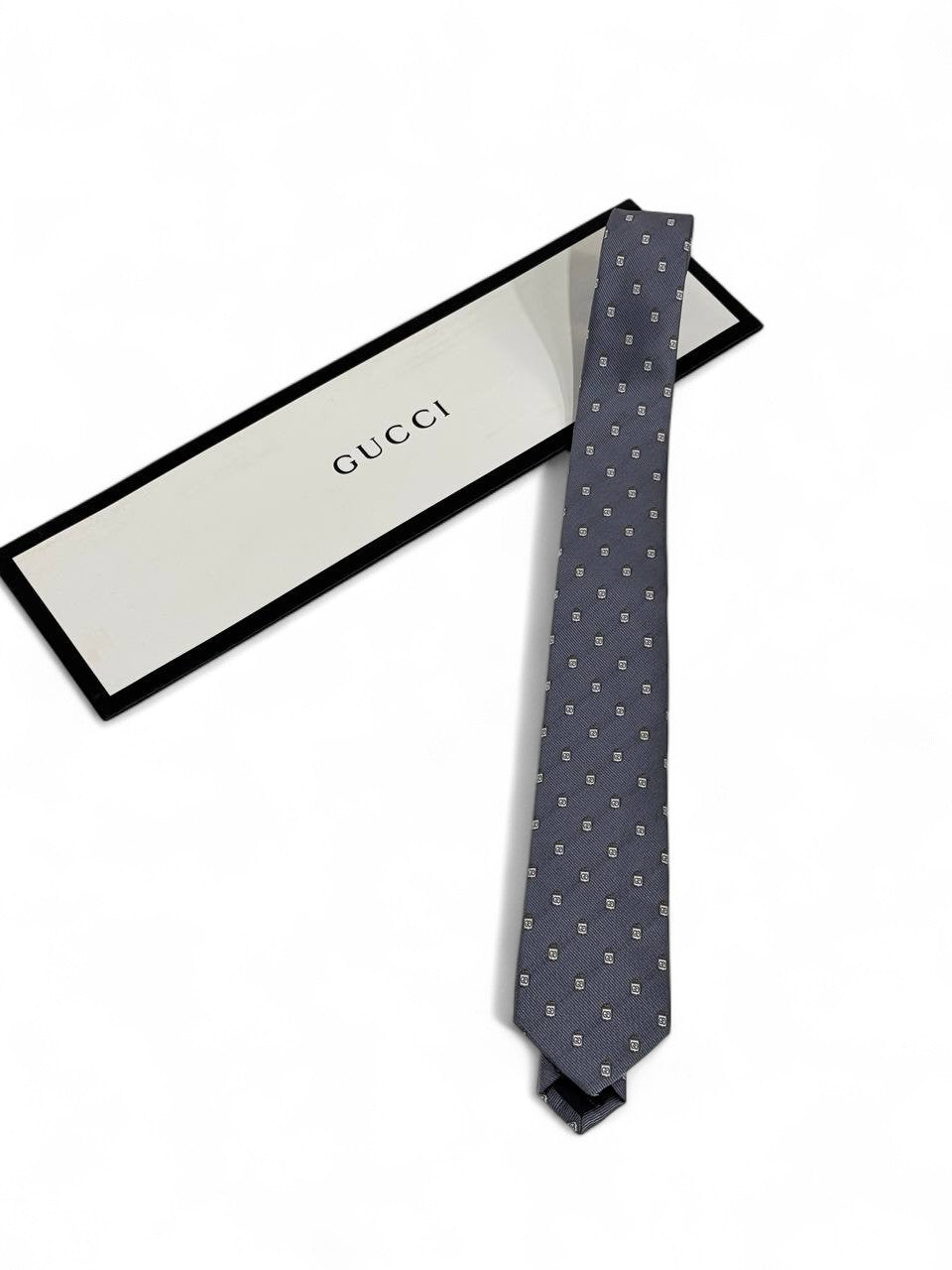 ⚪ Gucci Luxury Silk Tie – Grey with Subtle Motif Pattern 👔✨ | Designer Men’s Necktie