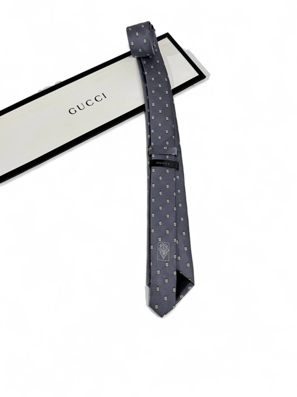 ⚪ Gucci Luxury Silk Tie – Grey with Subtle Motif Pattern 👔✨ | Designer Men’s Necktie