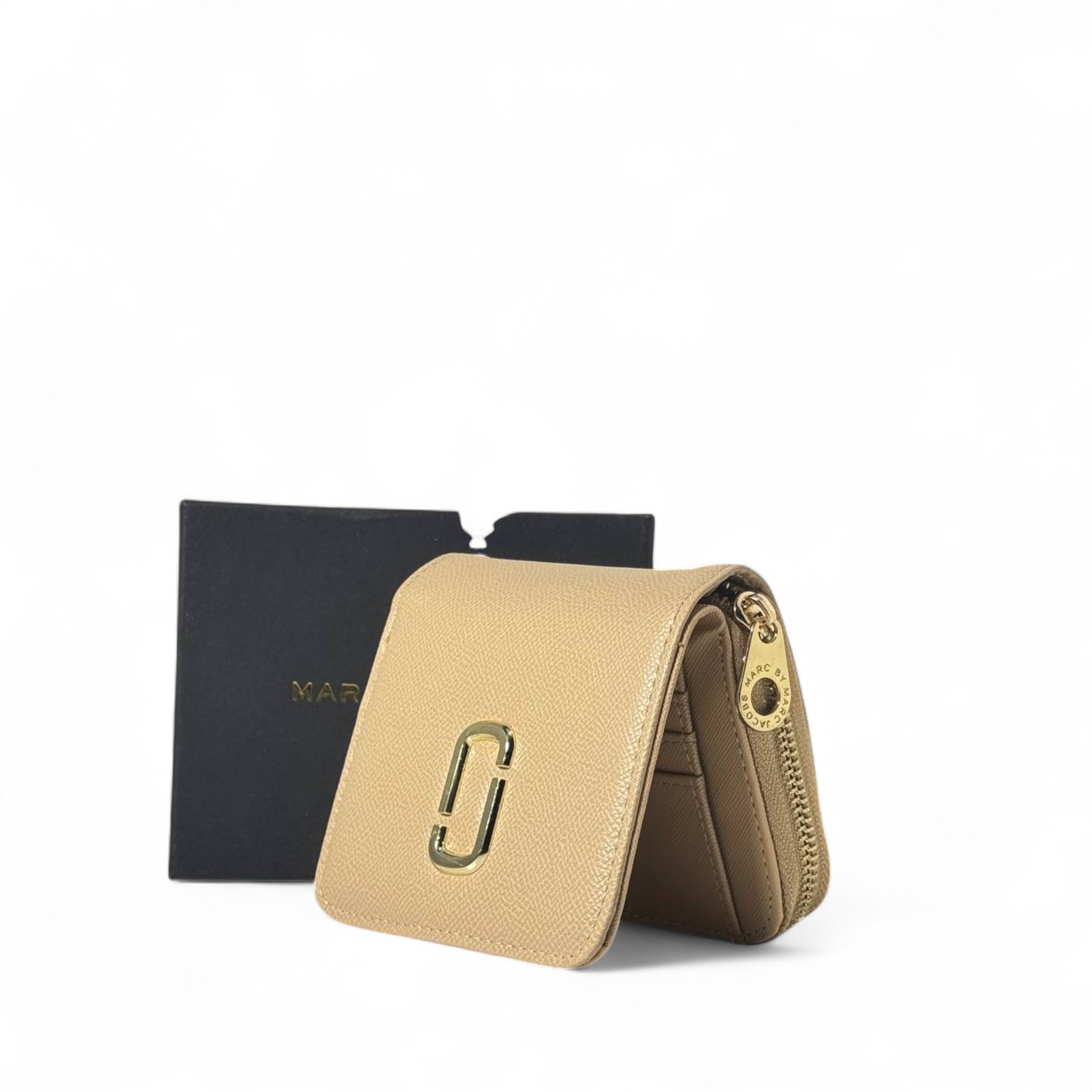 🤍 Marc Jacobs Beige Saffiano Leather Zip Wallet