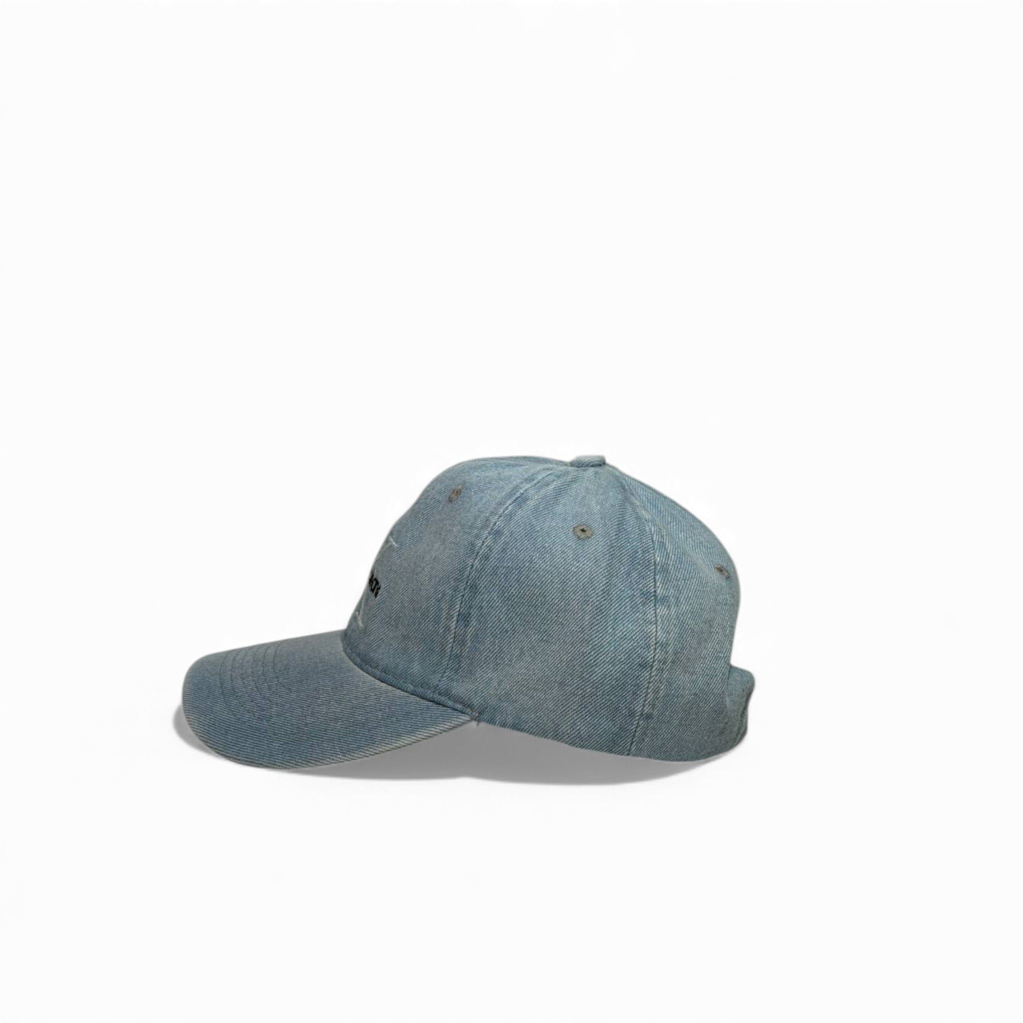 🧢 Calvin Klein Jeans Light-Wash Denim Cap – Clean Casual Style