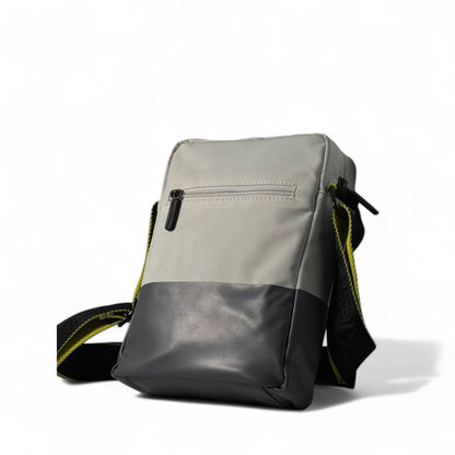 🖤 Calvin Klein Jeans Colorblock Crossbody – Street-Ready with a Signature Twist ⚡🎒