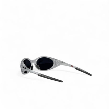 ⚪ Oakley Retro Oval Sunglasses – Frosted Clear with Dark Lenses 🕶️💎