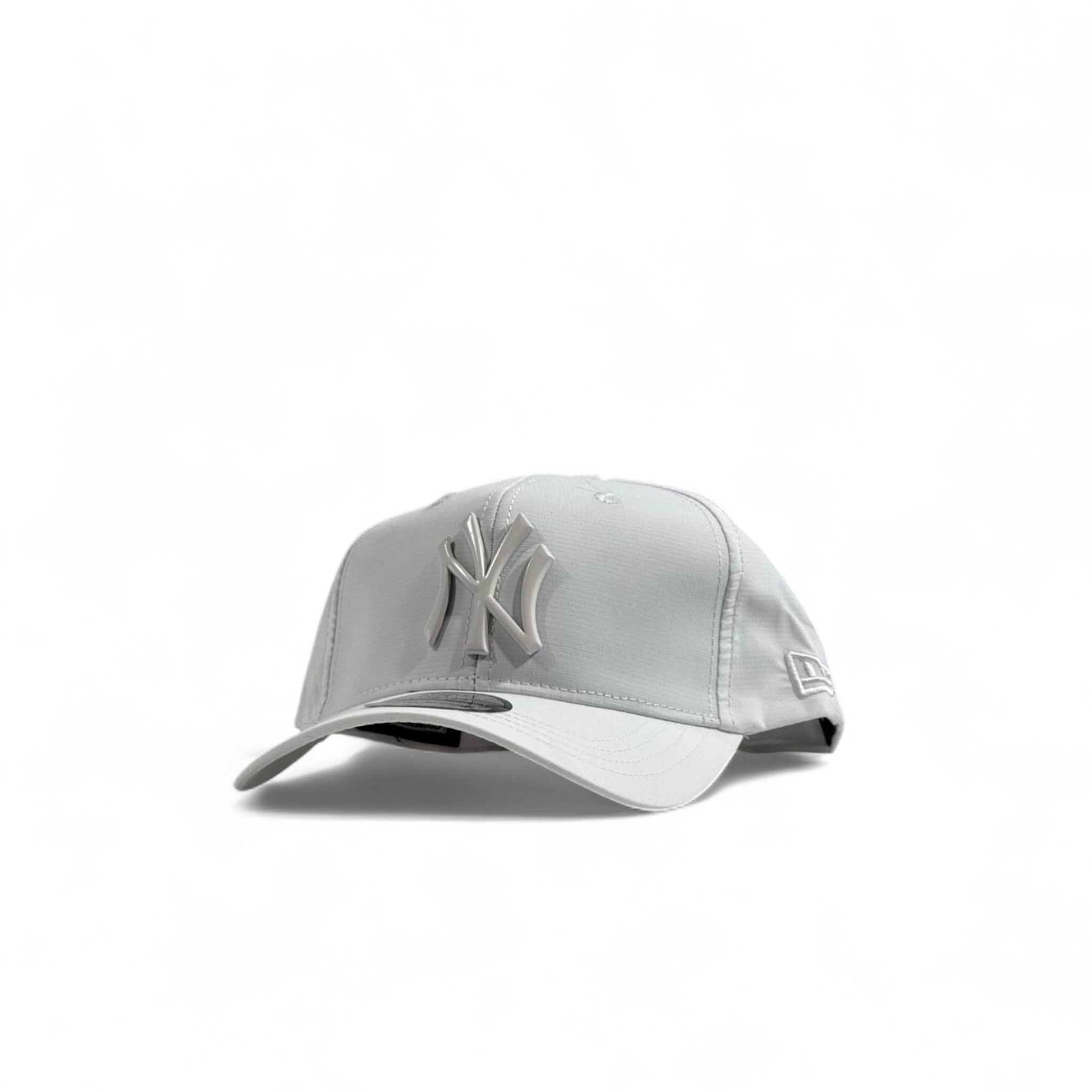 New York Yankees Grey 3D Logo Cap – Iconic Streetwear 🧢⚪