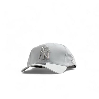 New York Yankees Grey 3D Logo Cap – Iconic Streetwear 🧢⚪