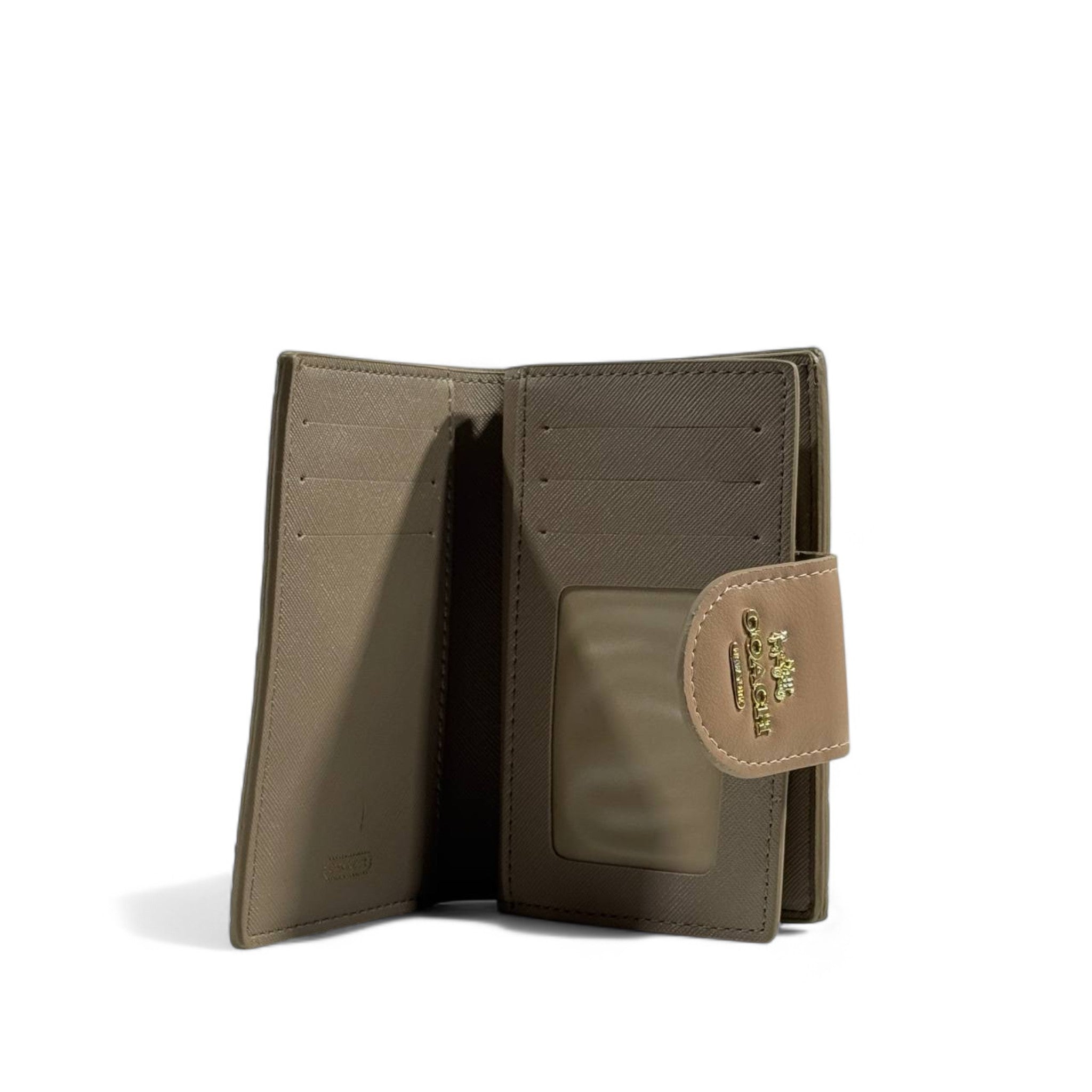 👜 Coach Signature Beige Leather Wallet – Chic & Timeless ✨