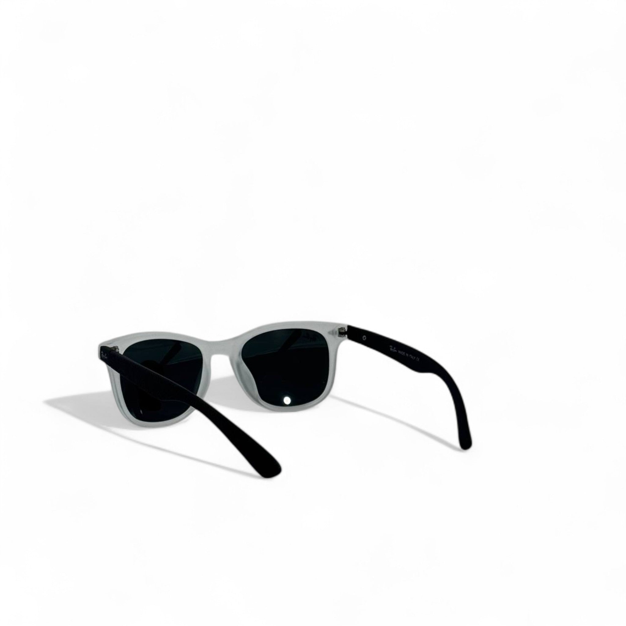 🕶️ Ray-Ban Wayfarer Sunglasses – Two-Tone Grey & Black Frame with Dark Lenses ✨
