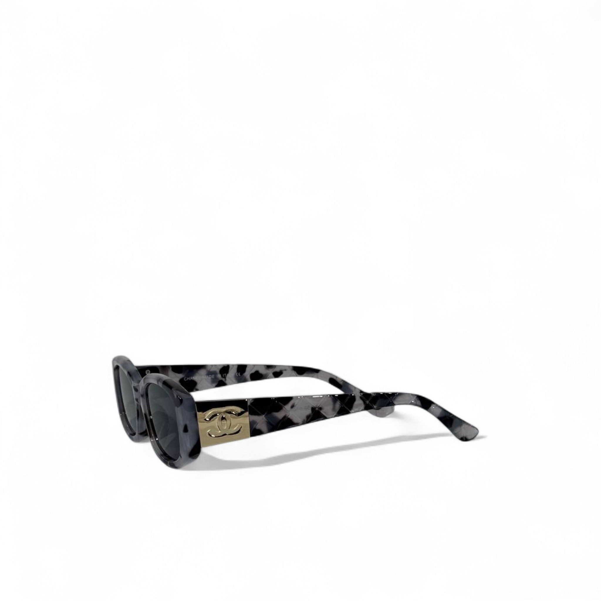 ✨ Chanel Sunglasses – Marbled Black & Grey Frame with Gold CC Logo 🖤💎