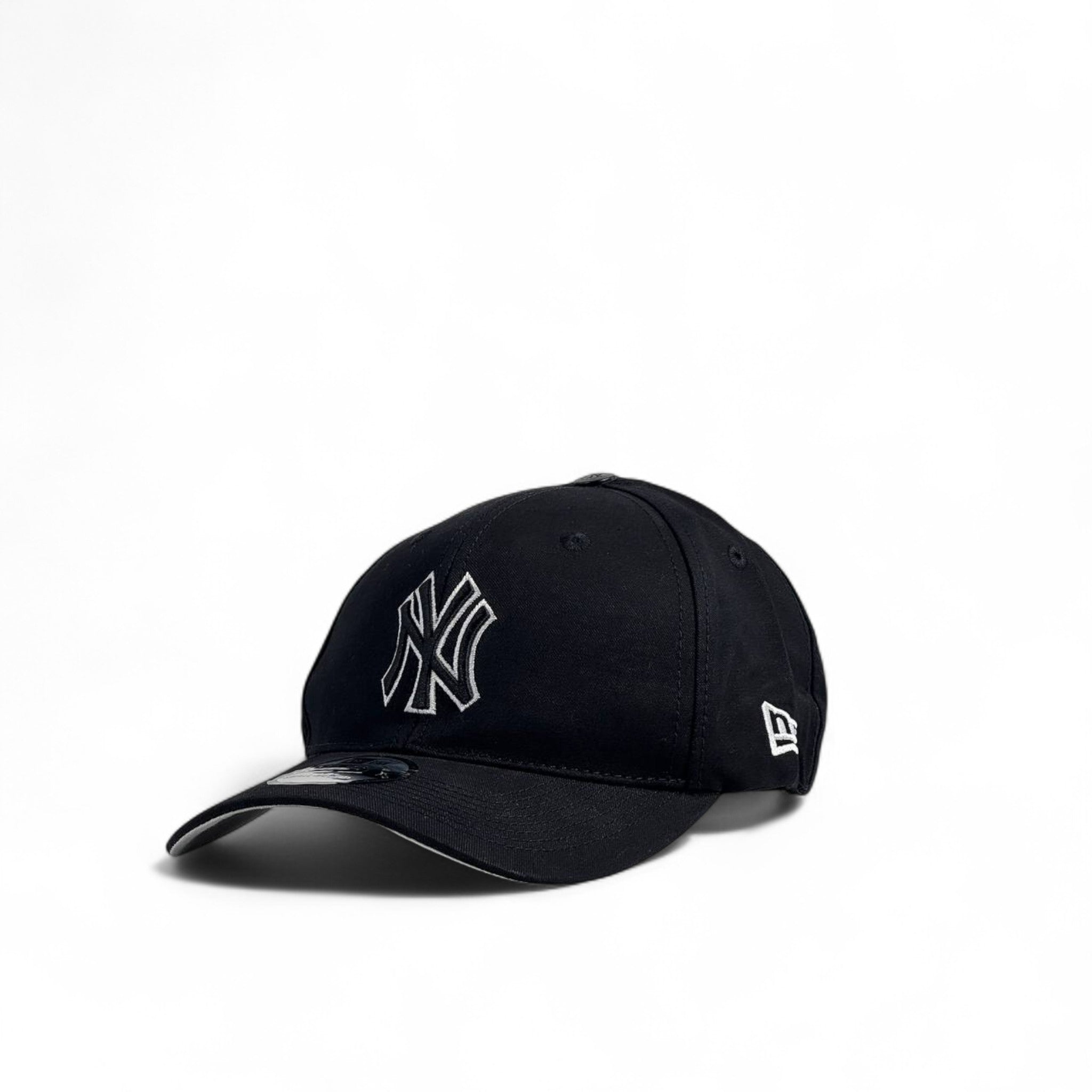 New York Yankees Black Cap – Classic New Era MLB Streetwear 🗽🖤