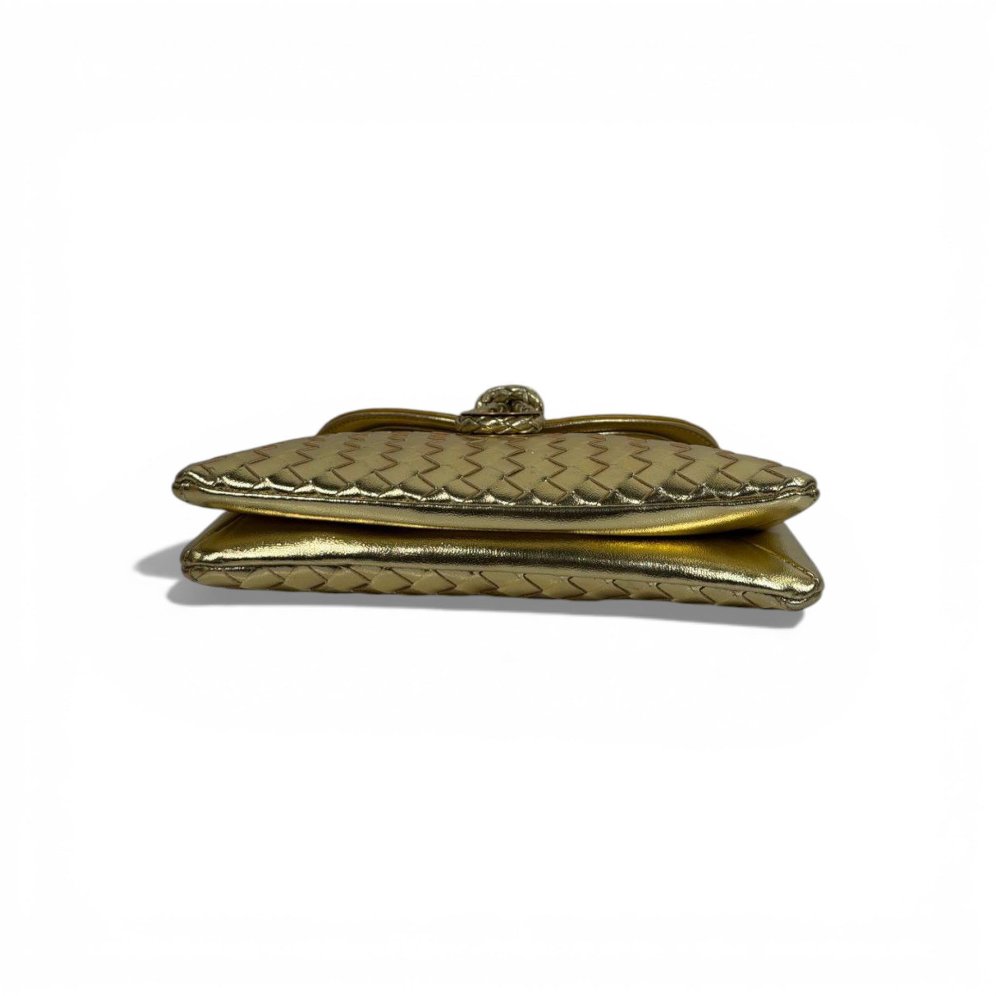 👜 Bottega Veneta Intrecciato Metallic Leather Clutch – Gold ✨