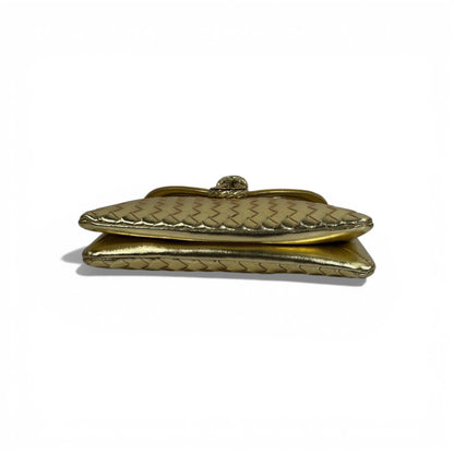 👜 Bottega Veneta Intrecciato Metallic Leather Clutch – Gold ✨