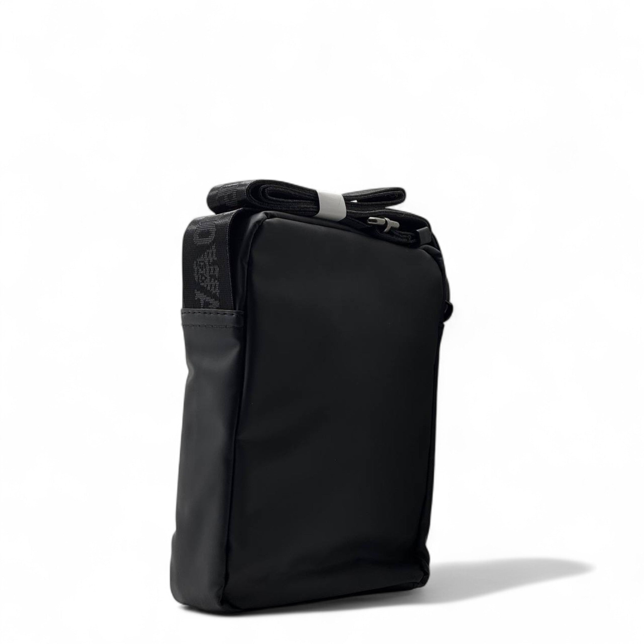 🖤 Emporio Armani EA7 Black Crossbody – Sporty & Sleek Design 🎽💼