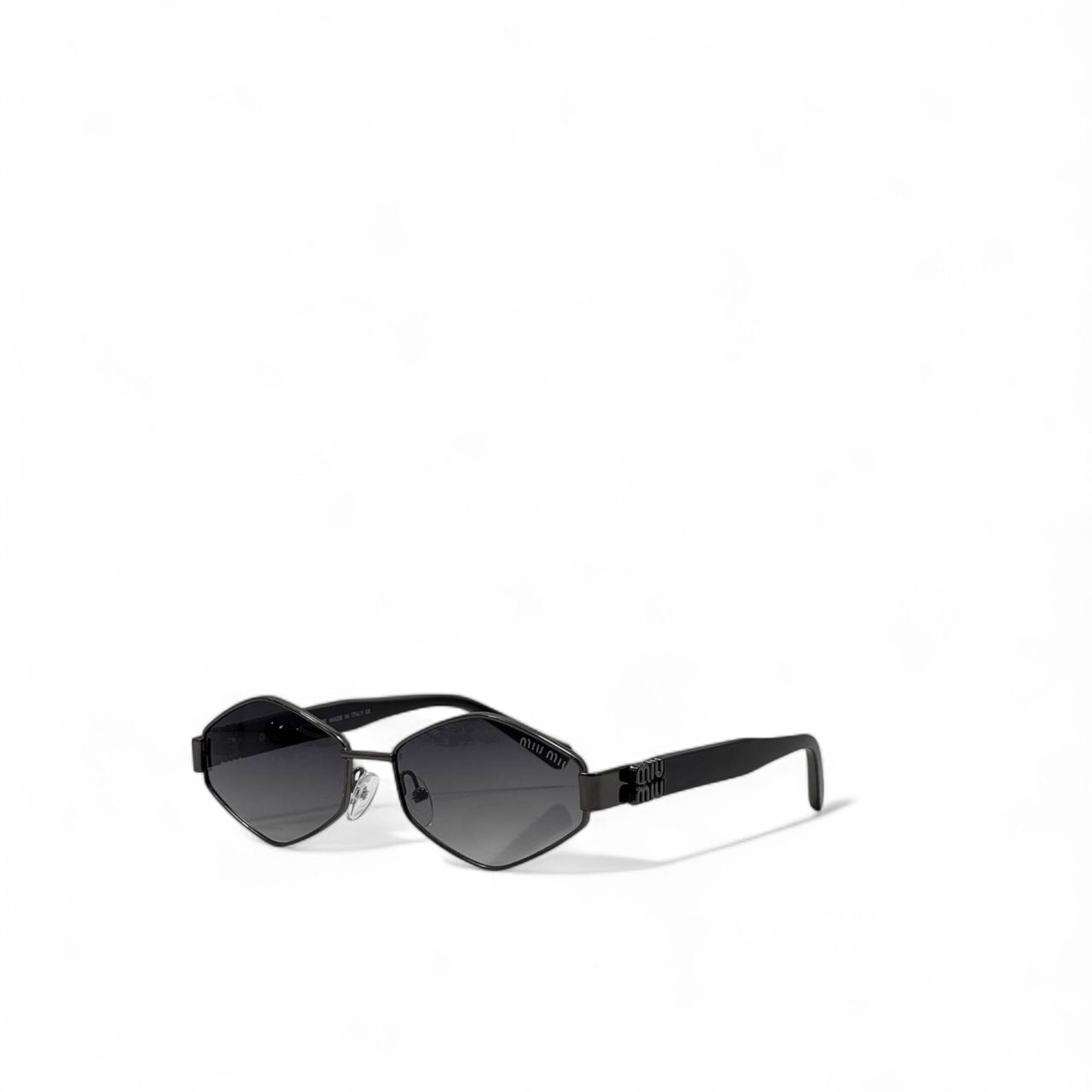 Miu Miu Black Geometric Sunglasses – Bold Elegance Meets Retro Glam 😎✨