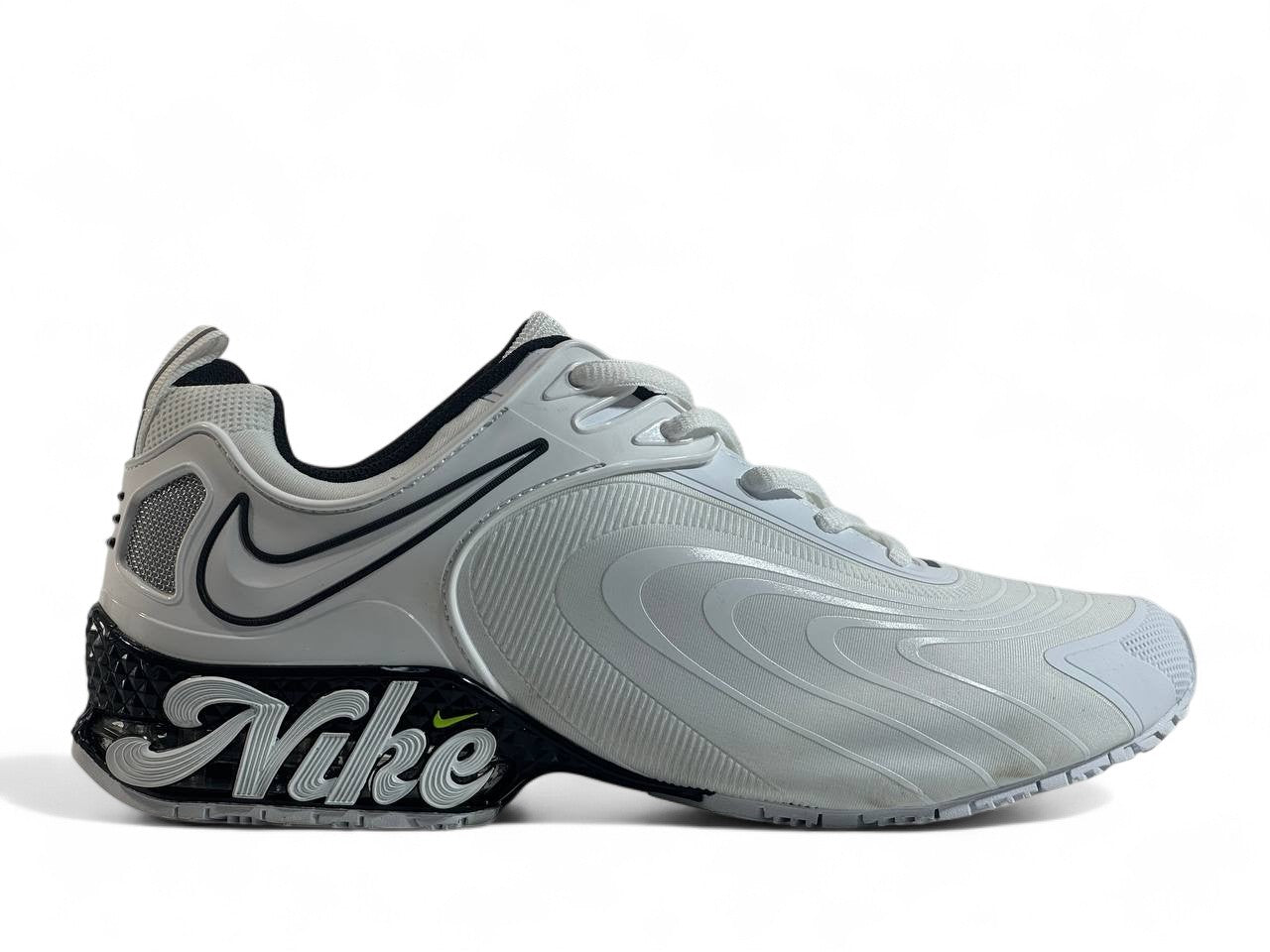 Nike Zoomwave Silver Edition – Futuristic Comfort Meets Sleek Design