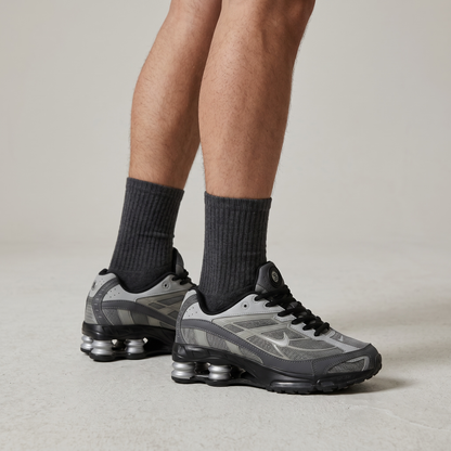 ⚡🩶 Nike Shox R4 Silver Grey Retro Running Sneakers – Y2K Streetwear Cushion Shoes 👟🔥