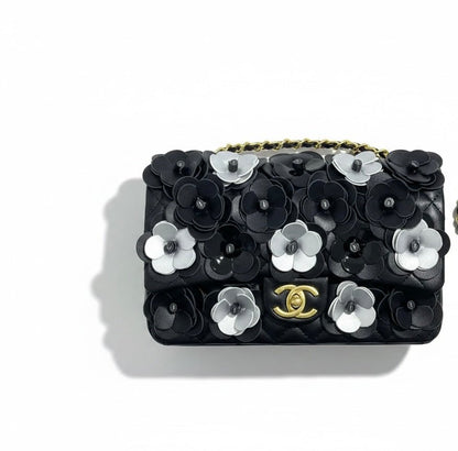 Chanel Monochrome Camellia Chain Bag 🖤🤍