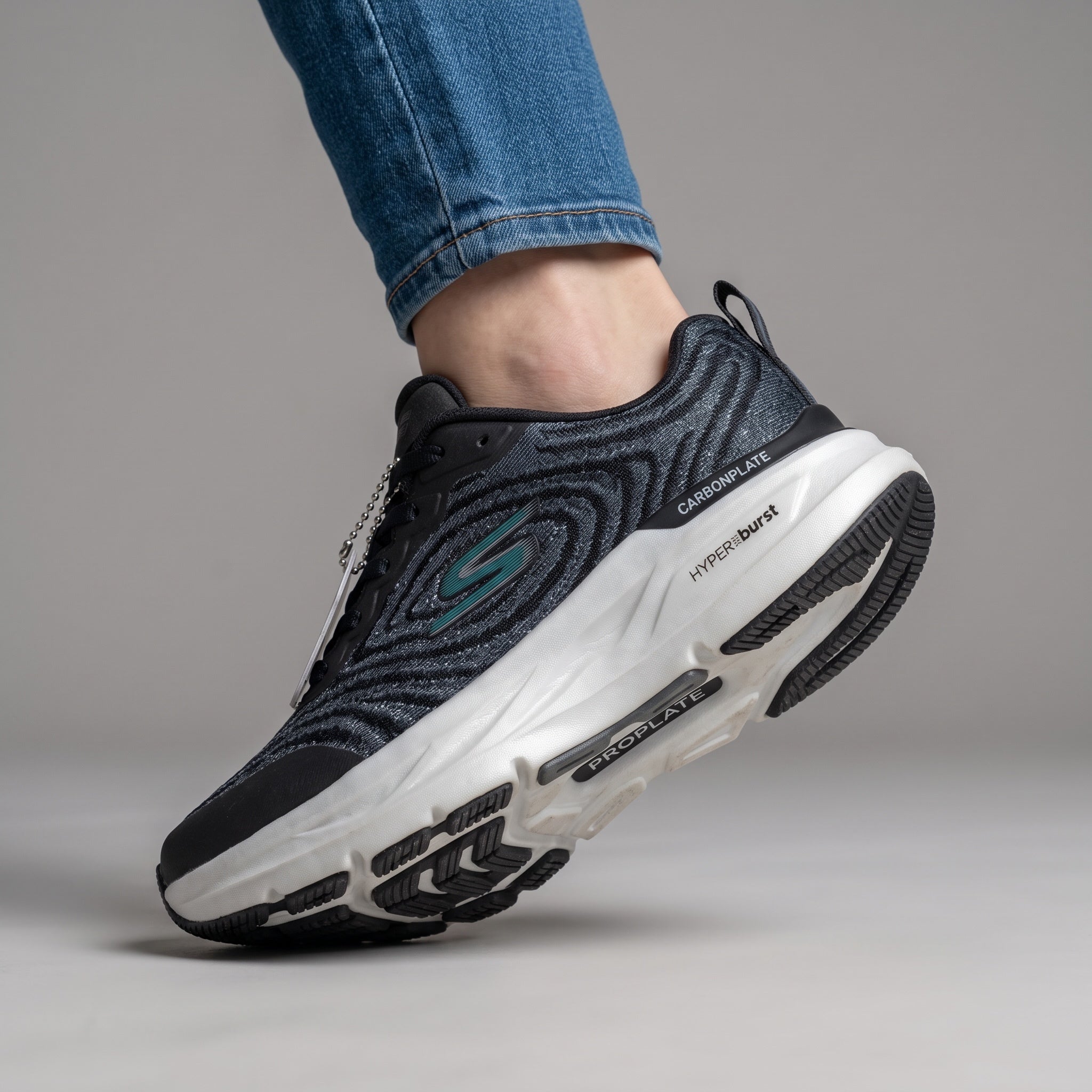 Skechers Performance – Black CarbonPlate Runner 👟