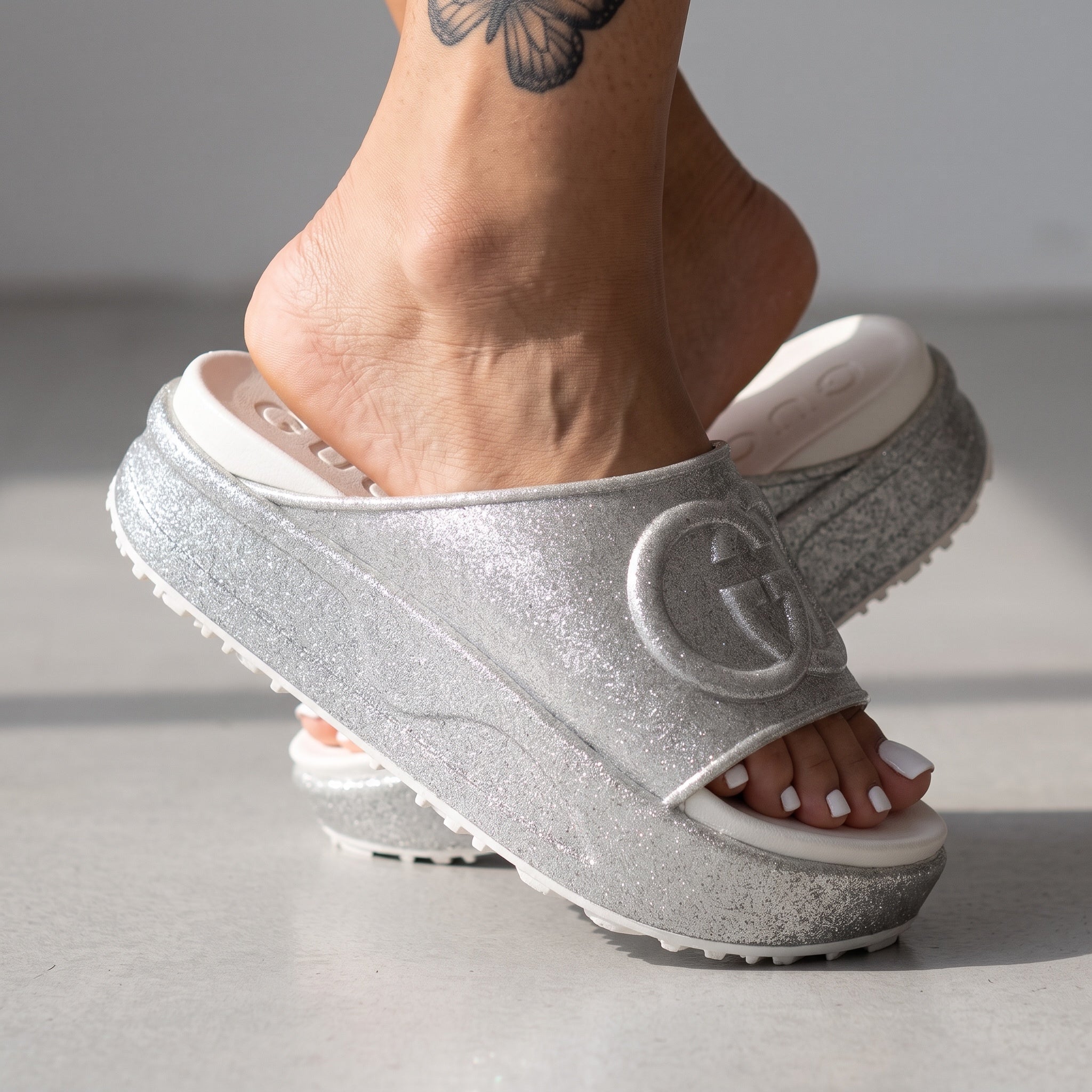 Gucci Flatform Slide – Silver Glitter ✨
