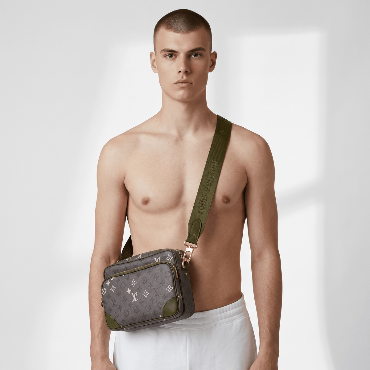 👜✨ Louis Vuitton Outdoor Messenger – Monogram Eclipse Khaki 💚🖤