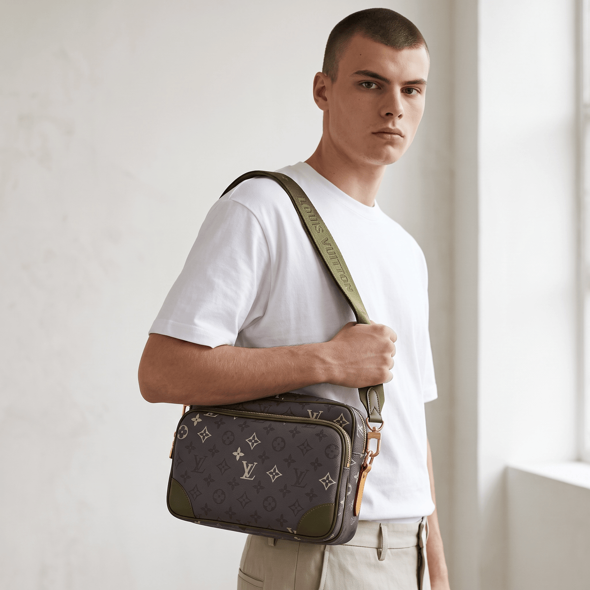 👜✨ Louis Vuitton Outdoor Messenger – Monogram Eclipse Khaki 💚🖤