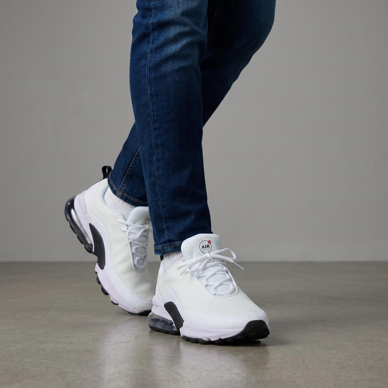 👟 Nike Air Max 270 – White & Black