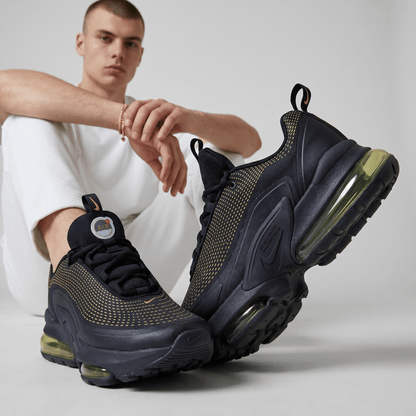 👟 Nike Air Max 720 – Black & Gold