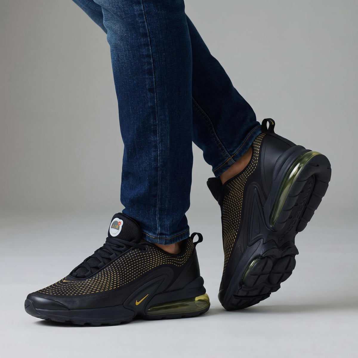 👟 Nike Air Max 720 – Black & Gold
