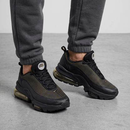 👟 Nike Air Max 720 – Black & Gold