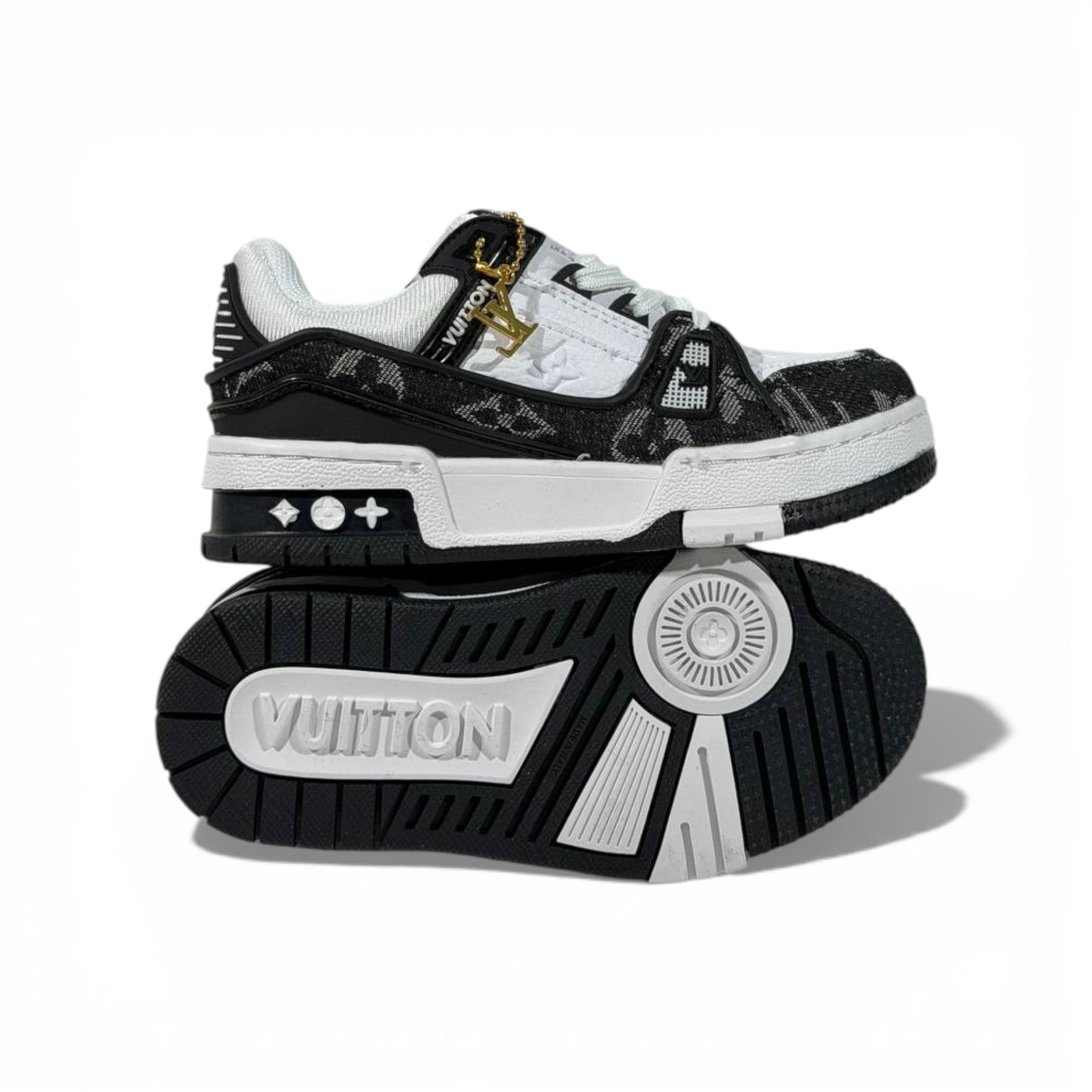 Louis Vuitton Black & White Low-Top Sneakers – Luxury Street Style Design 👟✨